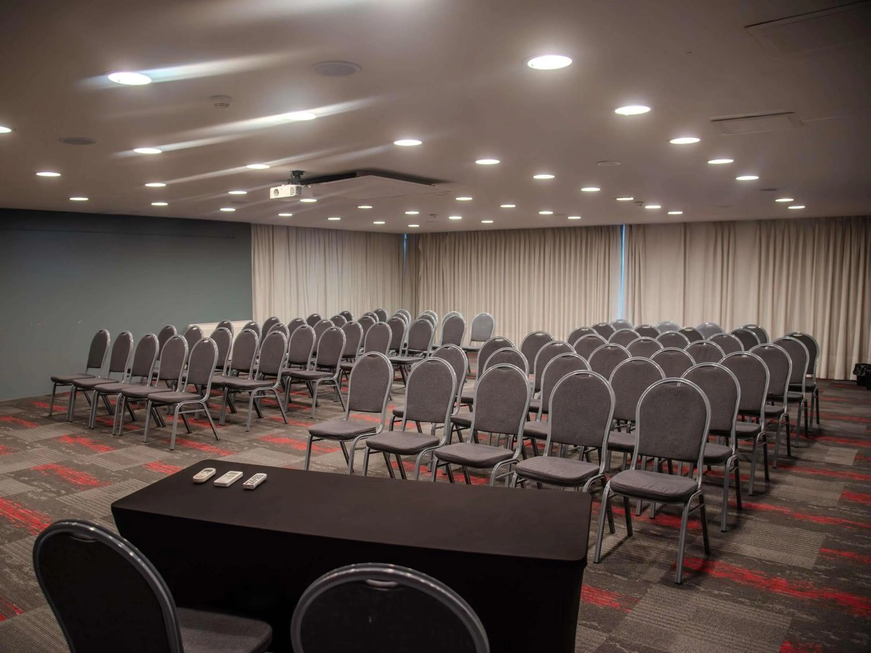 Meeting/conference room in ibis Montevideo Rambla