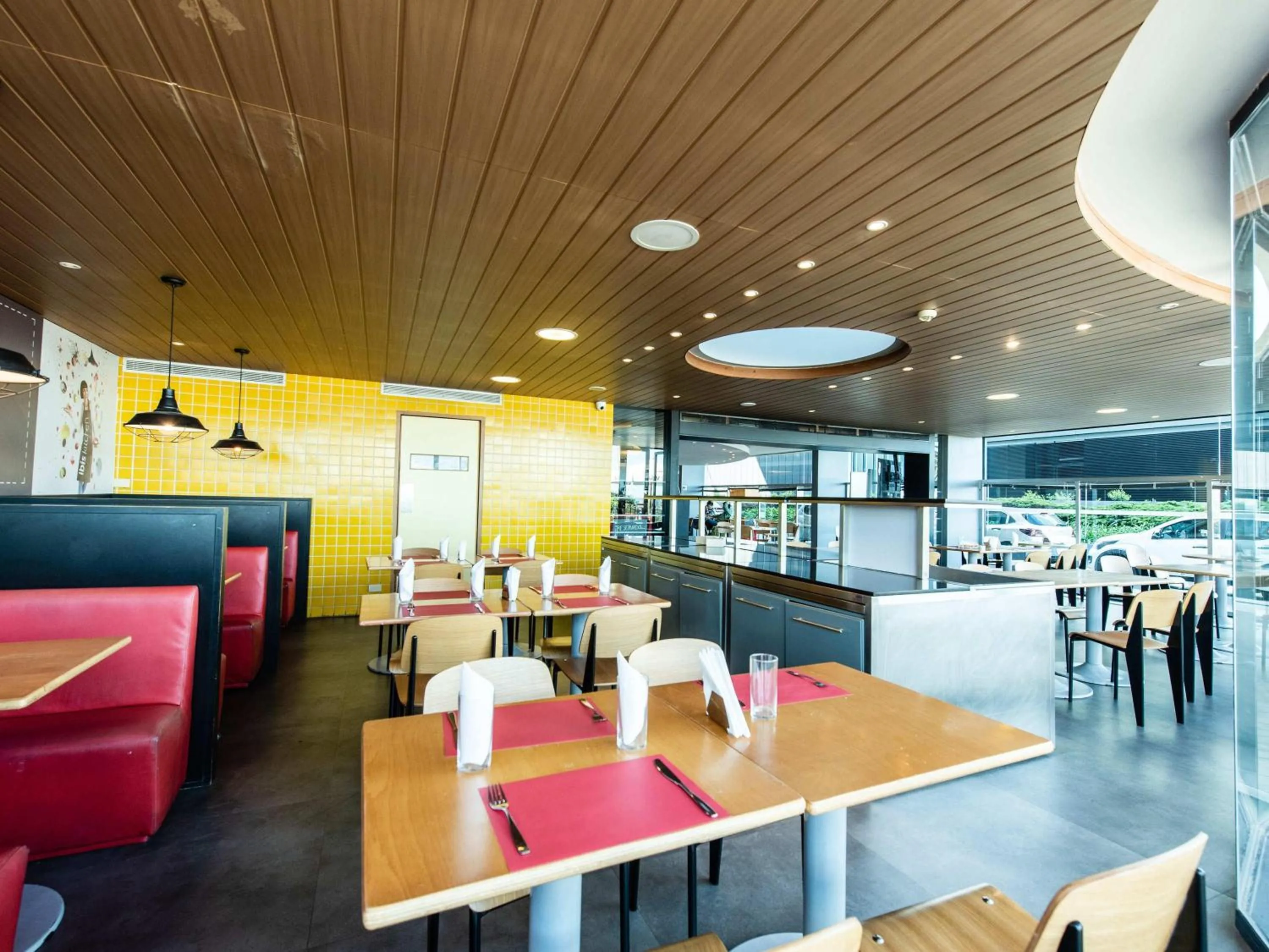 Restaurant/places to eat in ibis Montevideo Rambla
