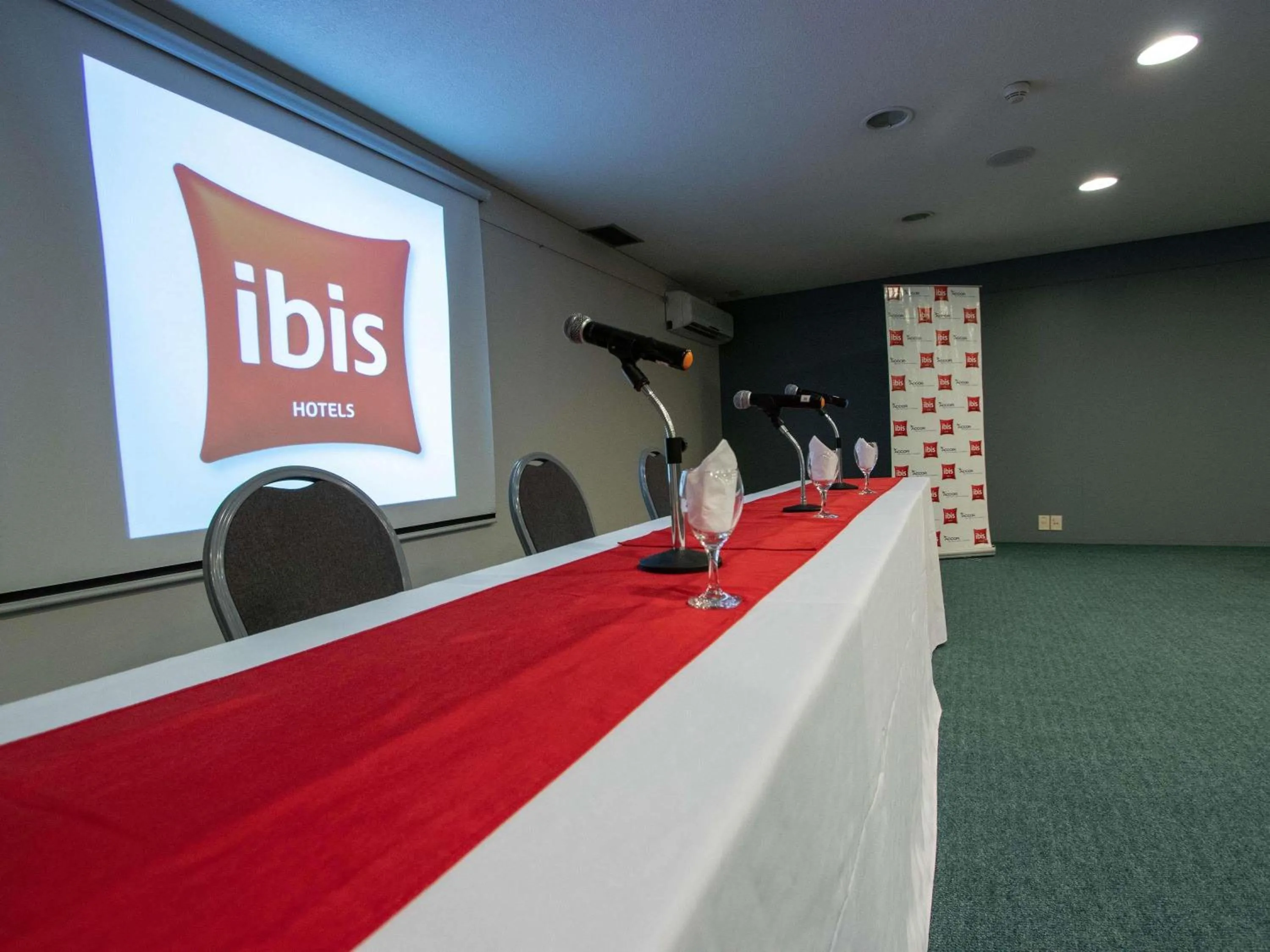 Meeting/conference room in ibis Montevideo Rambla