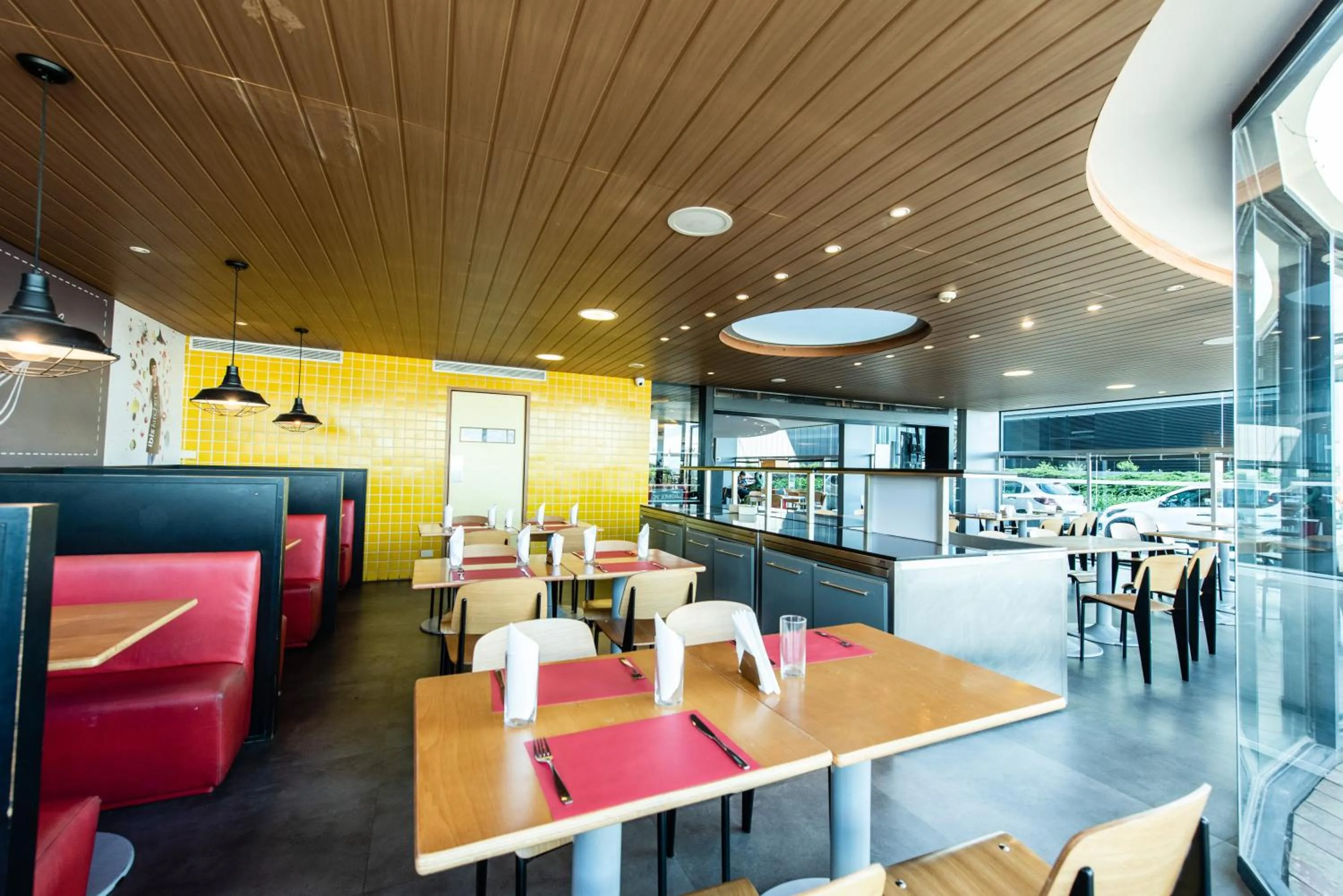Restaurant/places to eat in ibis Montevideo Rambla