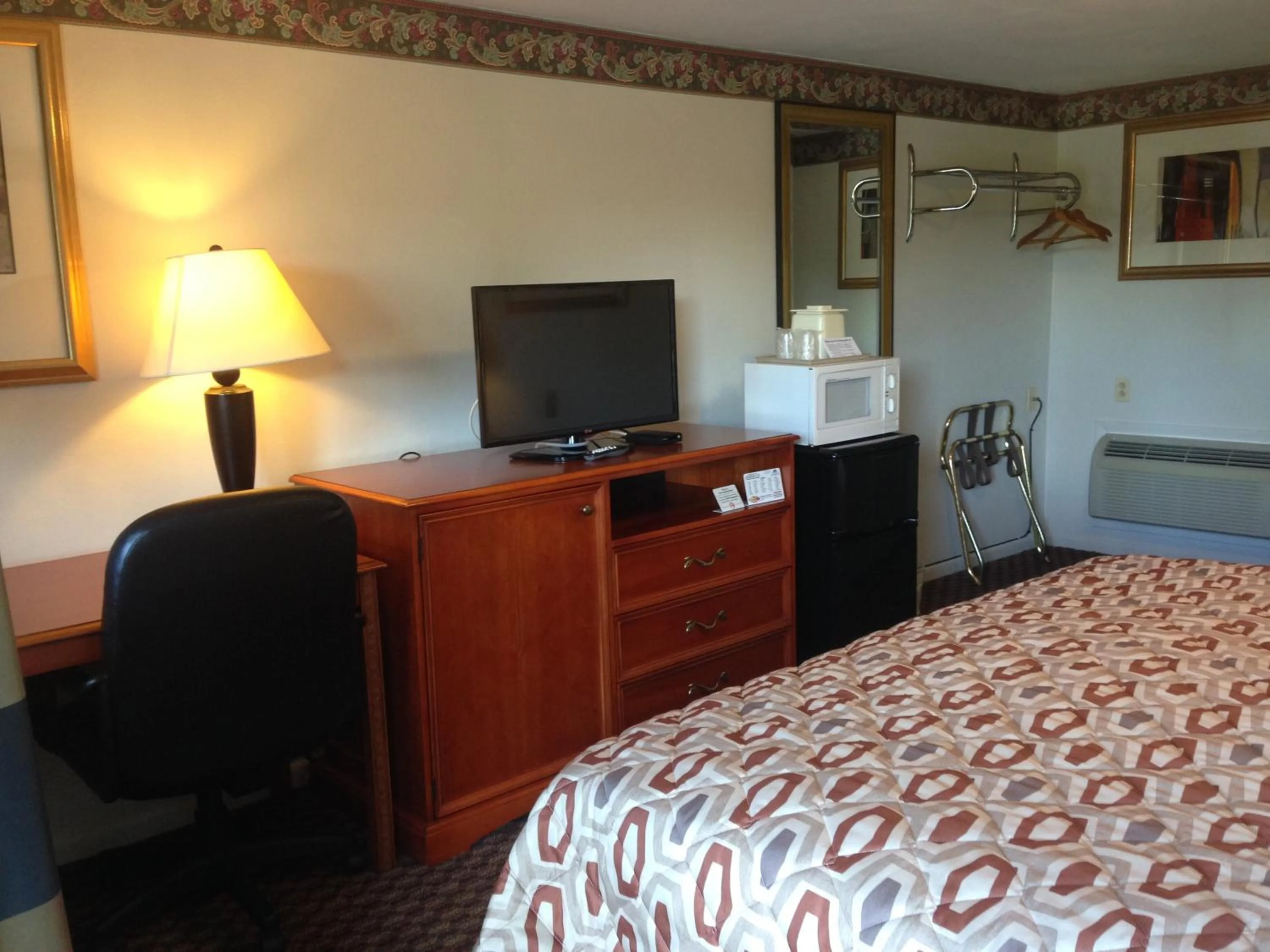 Bedroom, Bed in Americas Best Value Inn - Palmyra/Hershey