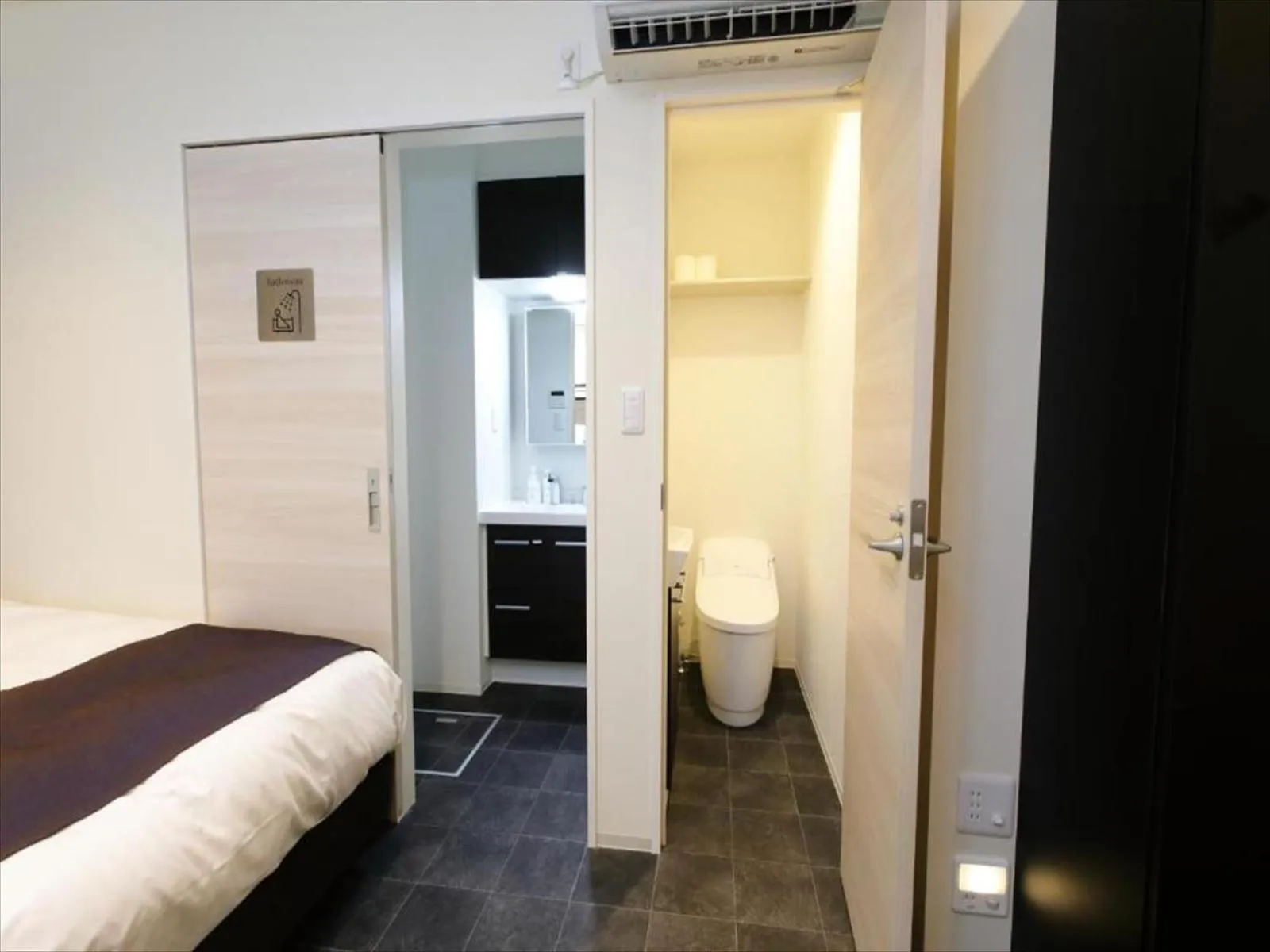 Photo of the whole room, Bed in CHA-AN HOTEL UENO