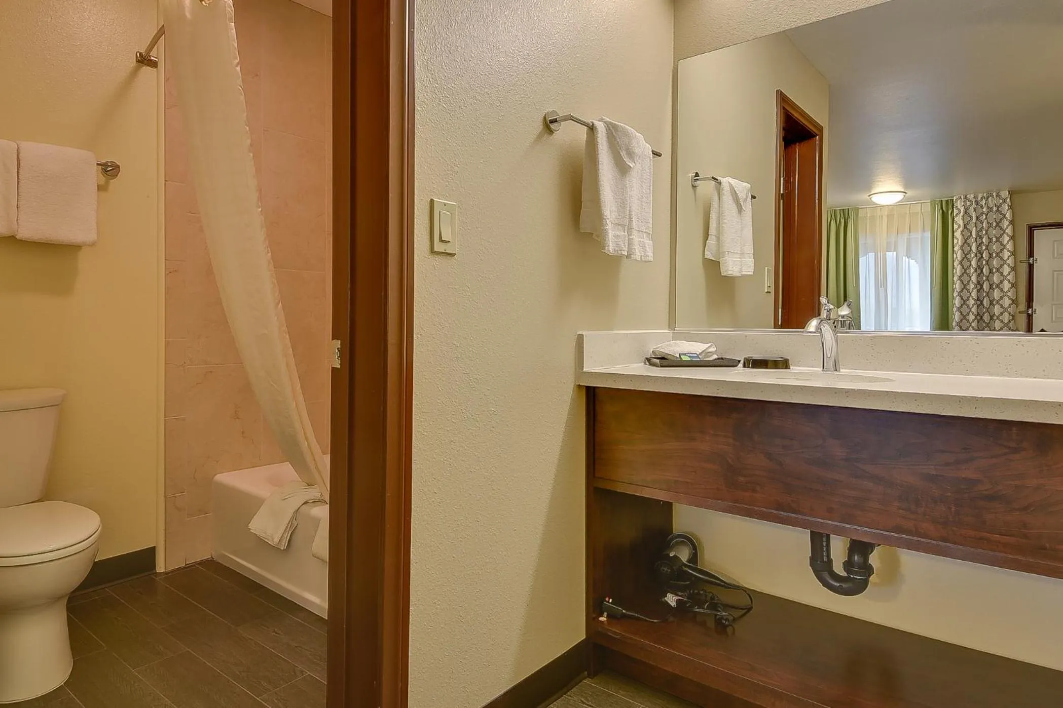 Bathroom in Vagabond Inn Bishop