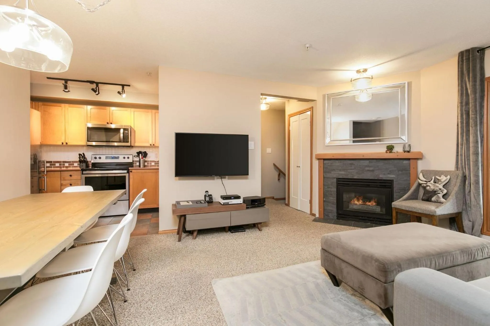 Kitchen or kitchenette in Glaciers Reach by Allseason Vacation Rentals