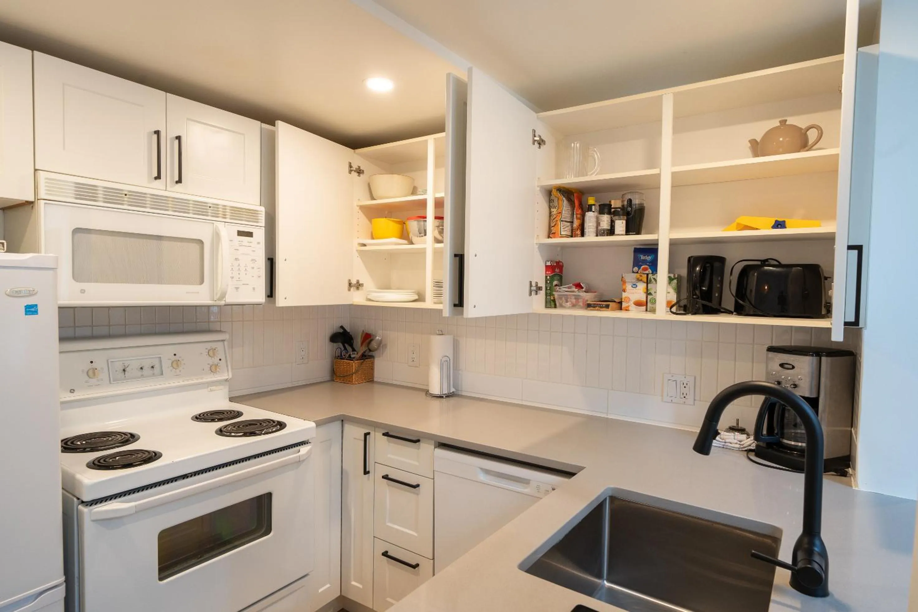 Kitchen or kitchenette in Glaciers Reach by Allseason Vacation Rentals