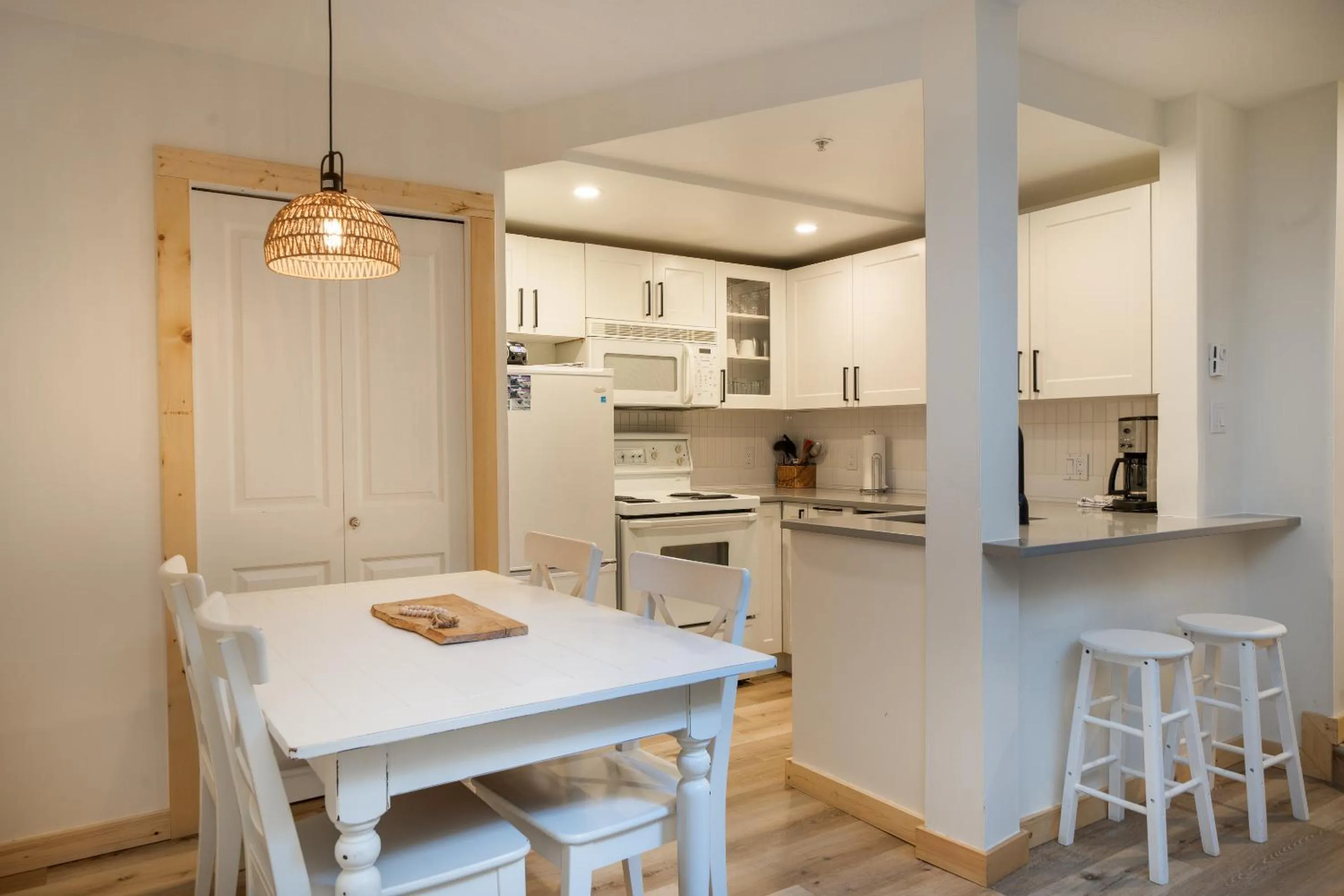 Kitchen or kitchenette in Glaciers Reach by Allseason Vacation Rentals