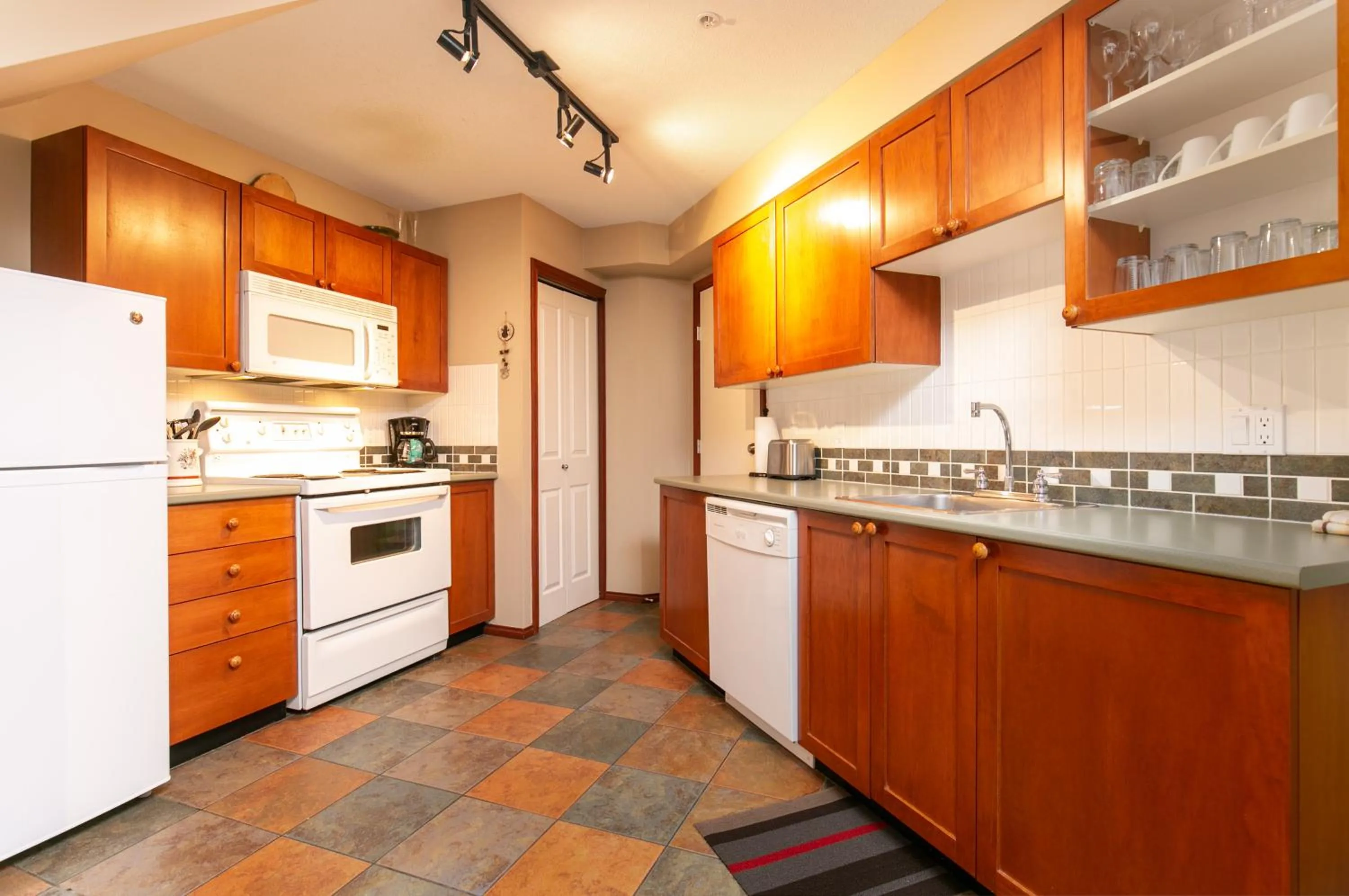 Kitchen or kitchenette in Glaciers Reach by Allseason Vacation Rentals