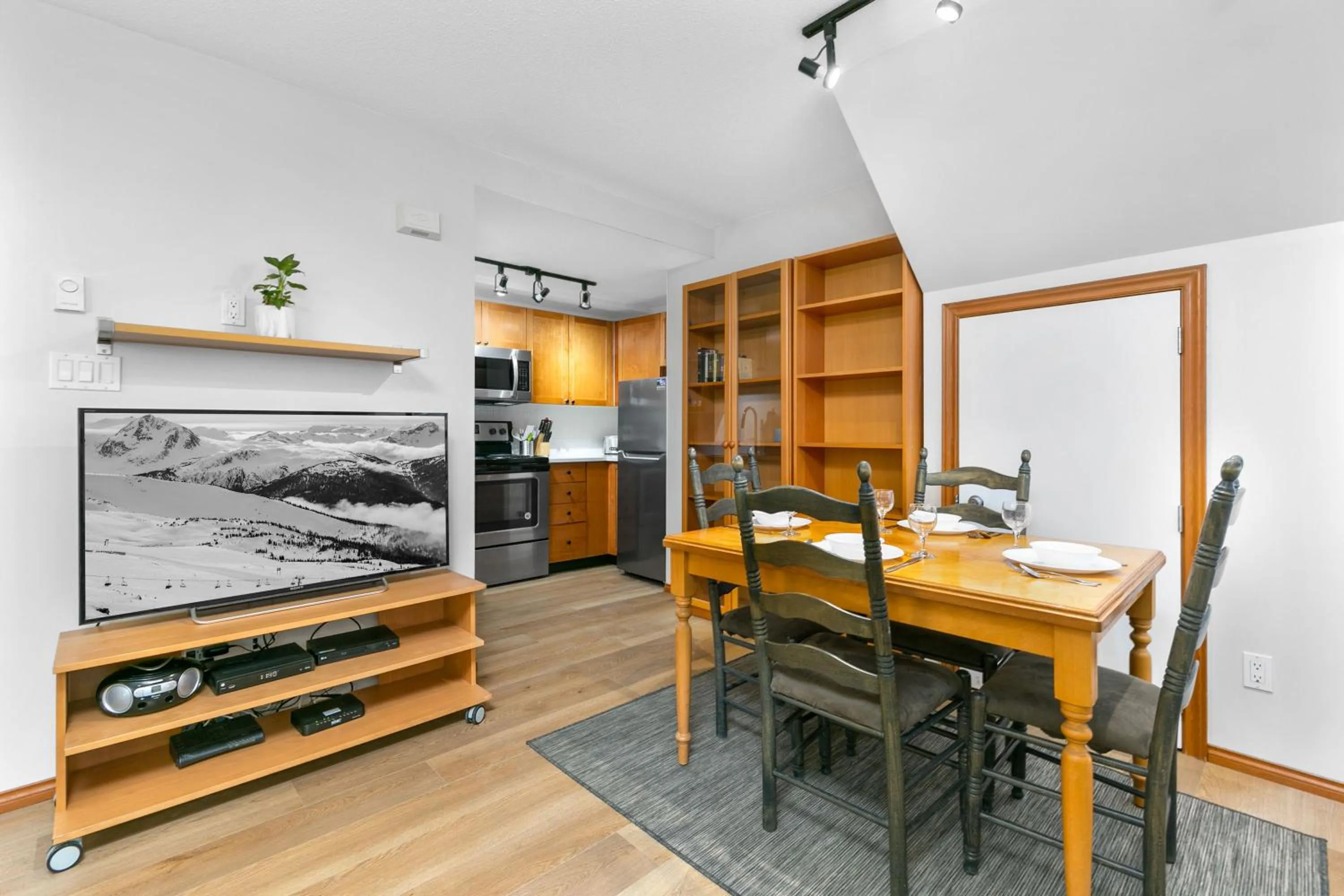 Kitchen or kitchenette in Glaciers Reach by Allseason Vacation Rentals