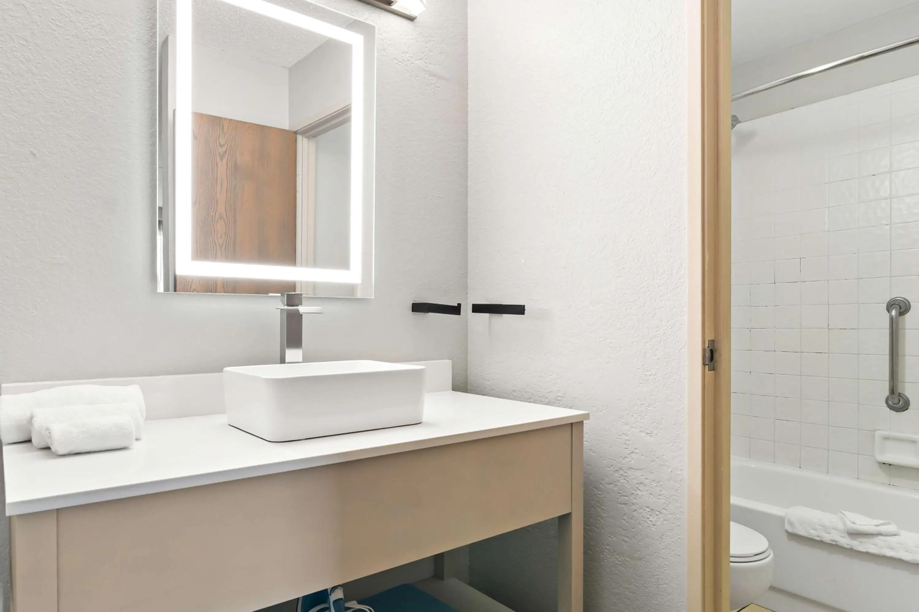 Bedroom in Best Western The Oasis at Joplin