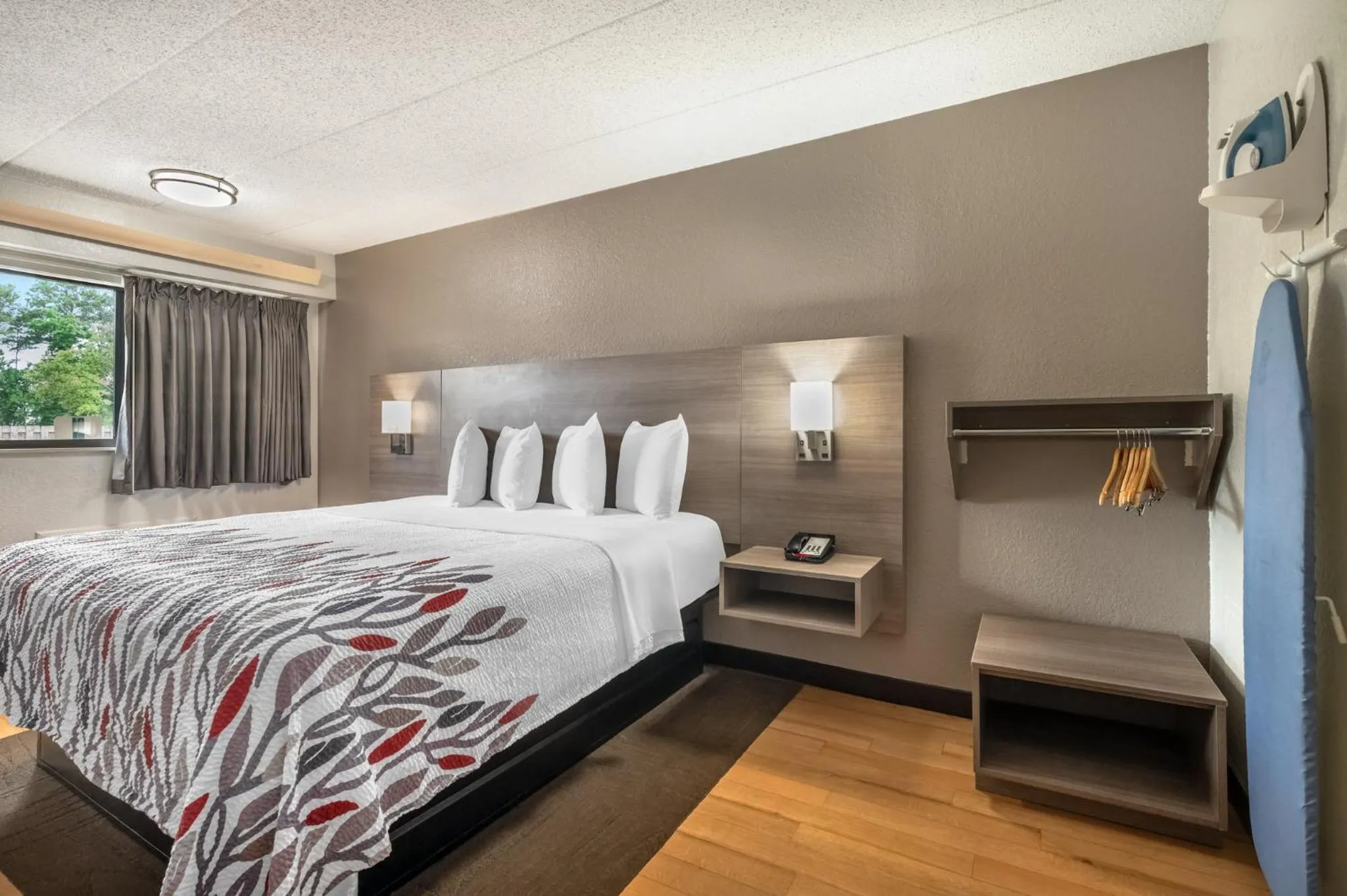 Photo of the whole room, Bed in Red Roof Inn Virginia Beach