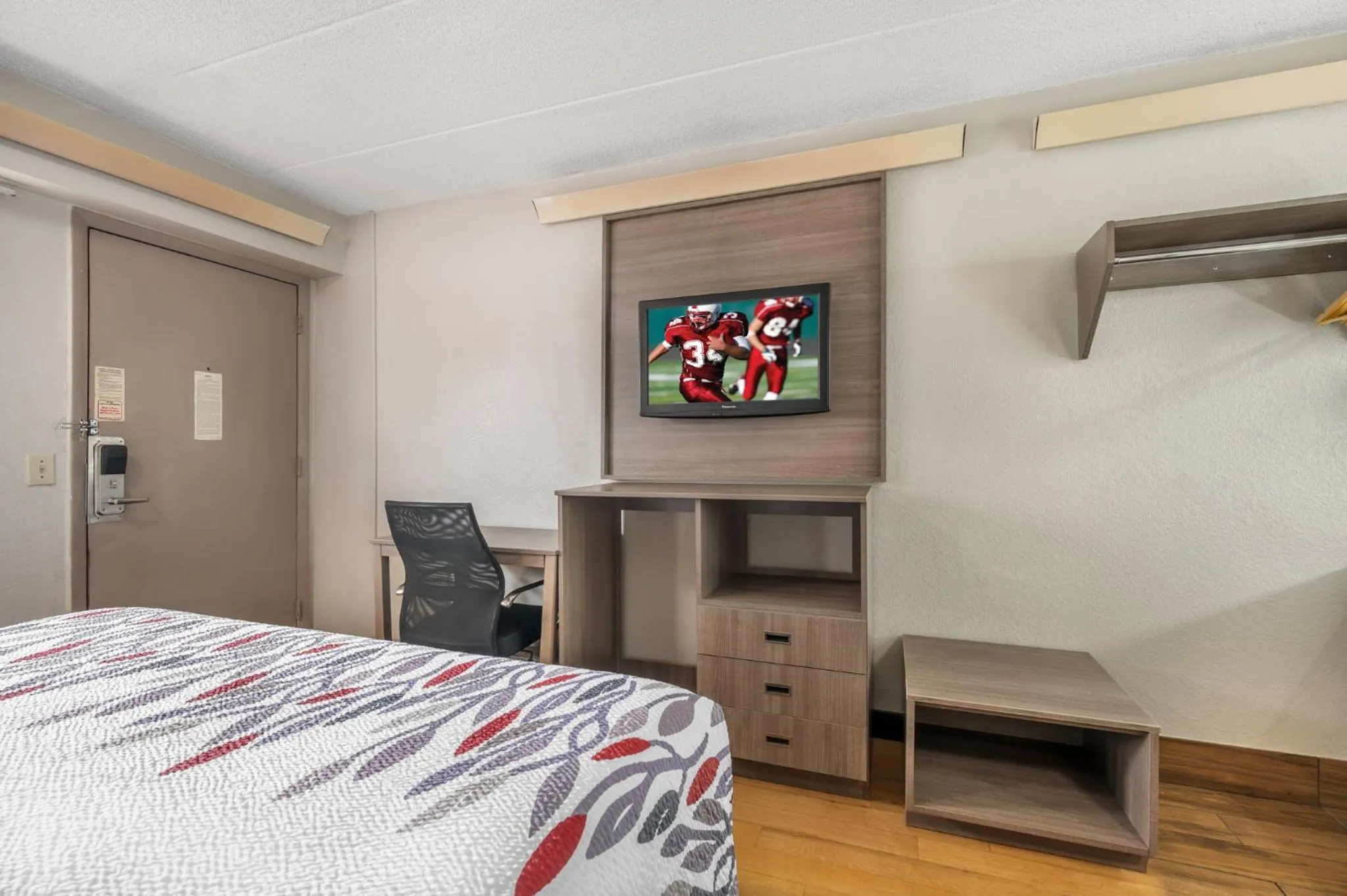 Bedroom, Bed in Red Roof Inn Virginia Beach