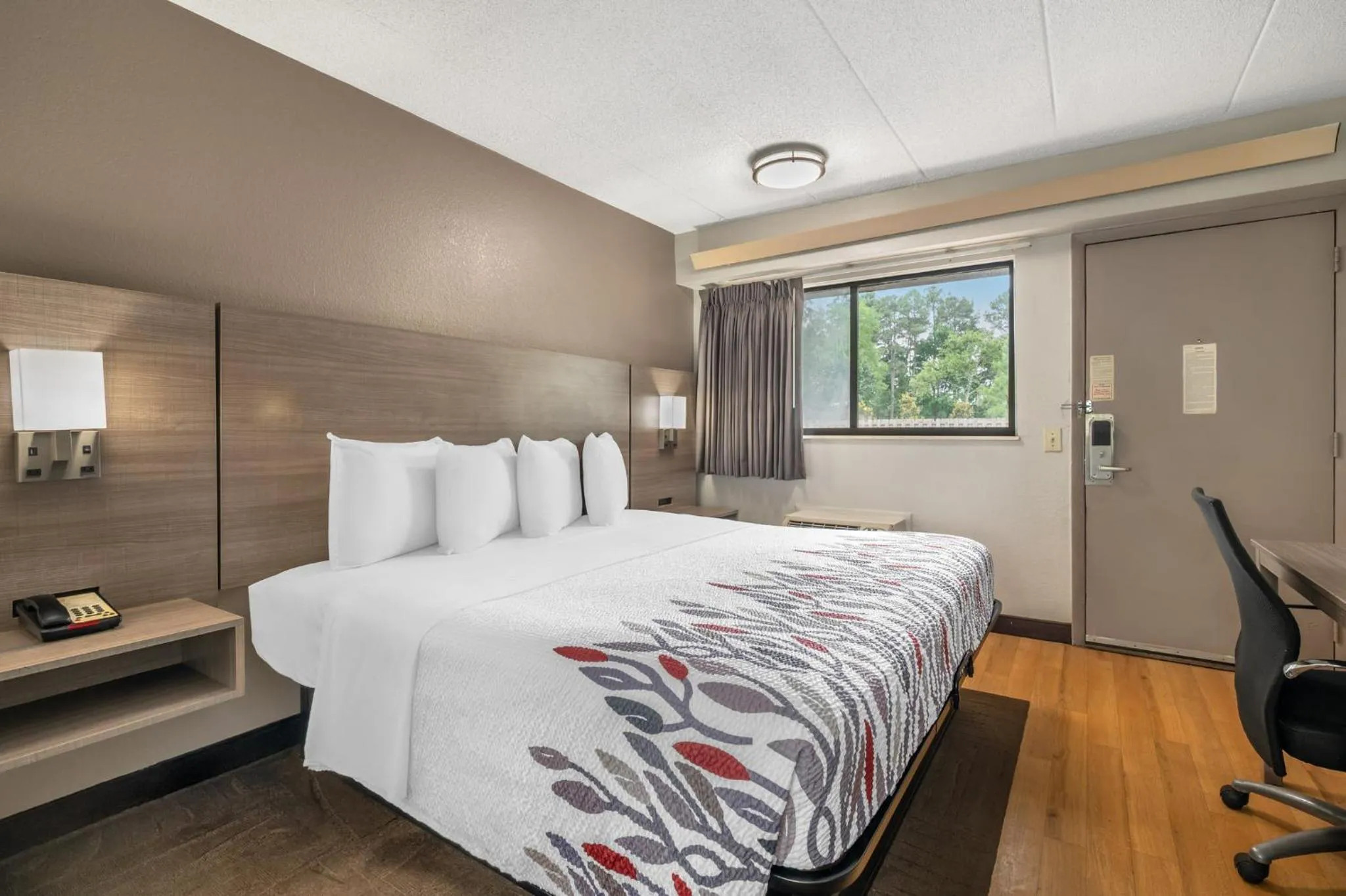 Bedroom, Bed in Red Roof Inn Virginia Beach