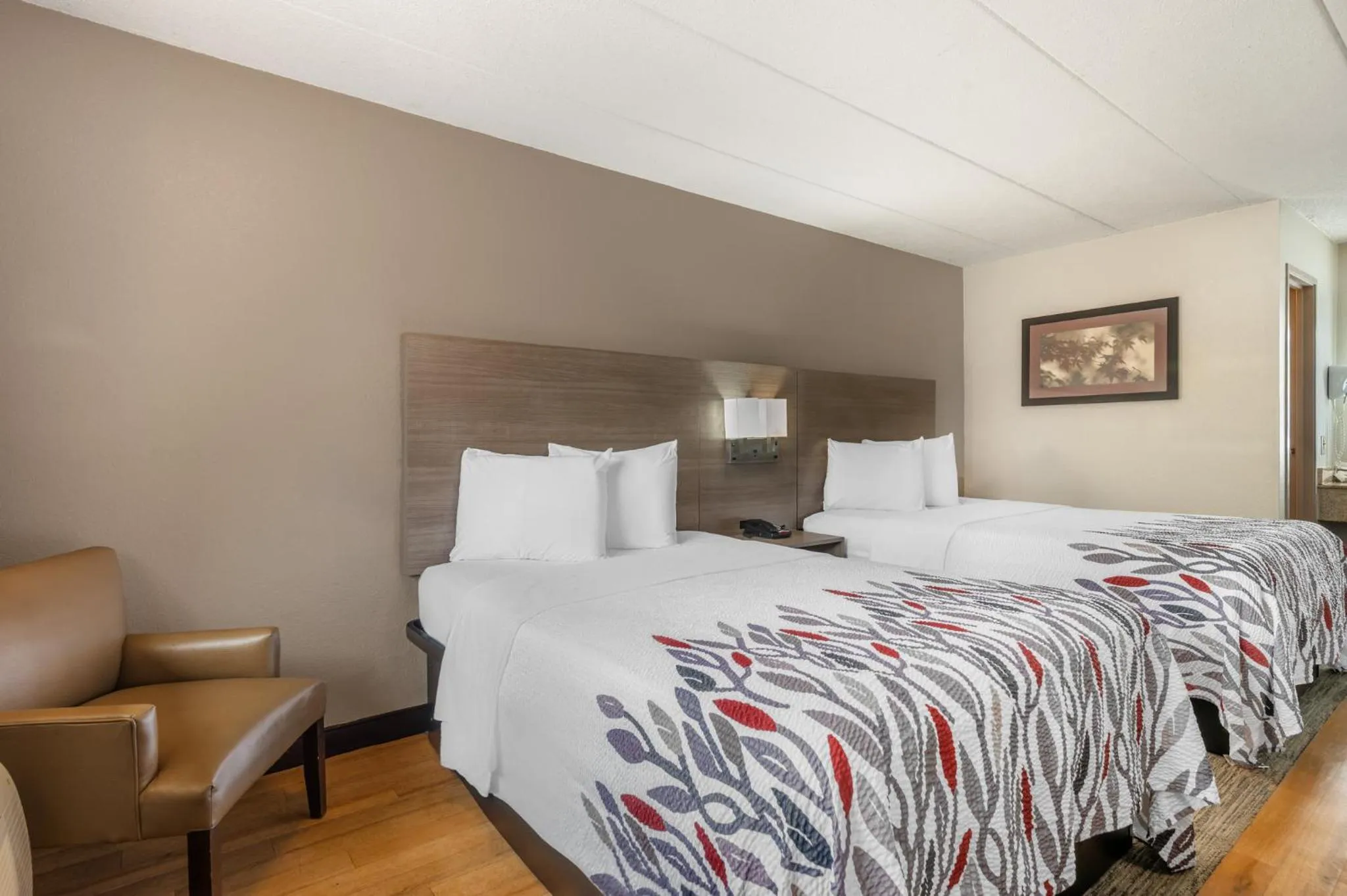 Photo of the whole room, Bed in Red Roof Inn Virginia Beach