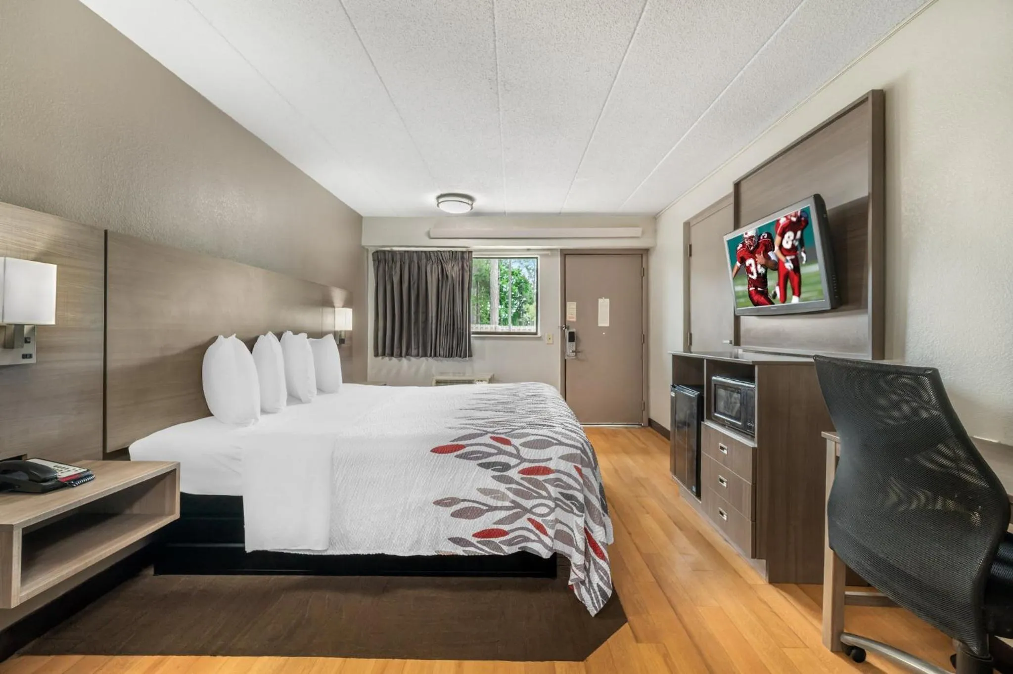 Photo of the whole room, Bed in Red Roof Inn Virginia Beach