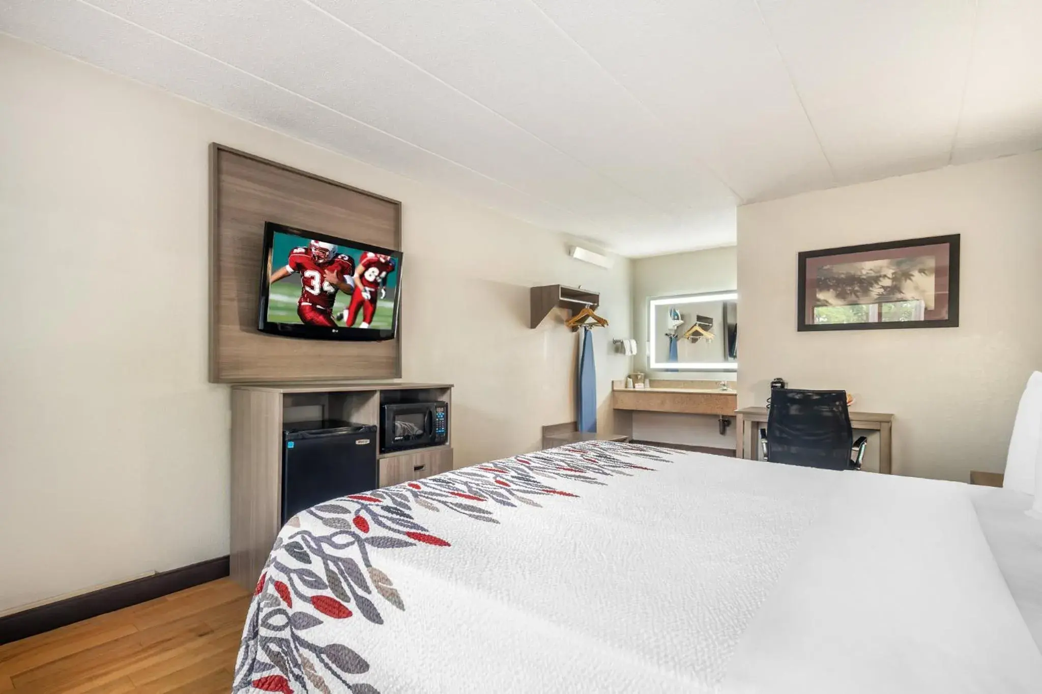 Superior King Room Smoke Free in Red Roof Inn Virginia Beach Superior King Room Smoke Free in Red Roof Inn Virginia Beach