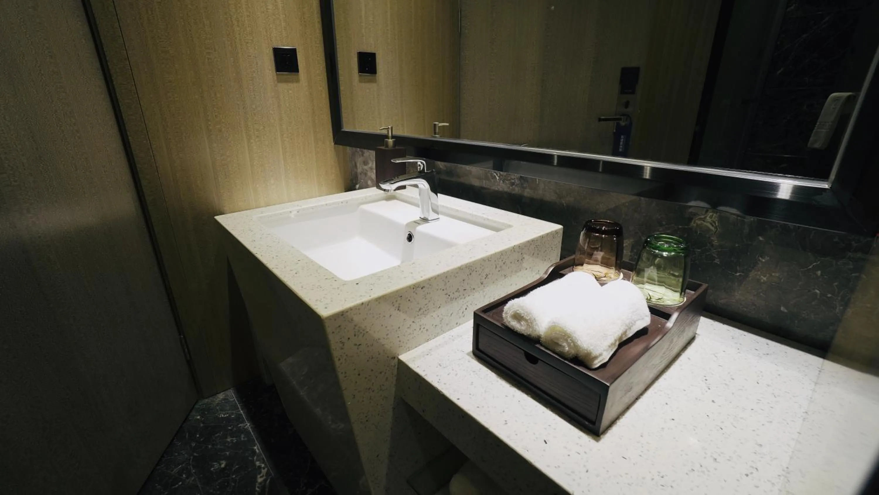 Toilet in Paco Hotel Guangzhou Baiyun Airport Liantang Metro