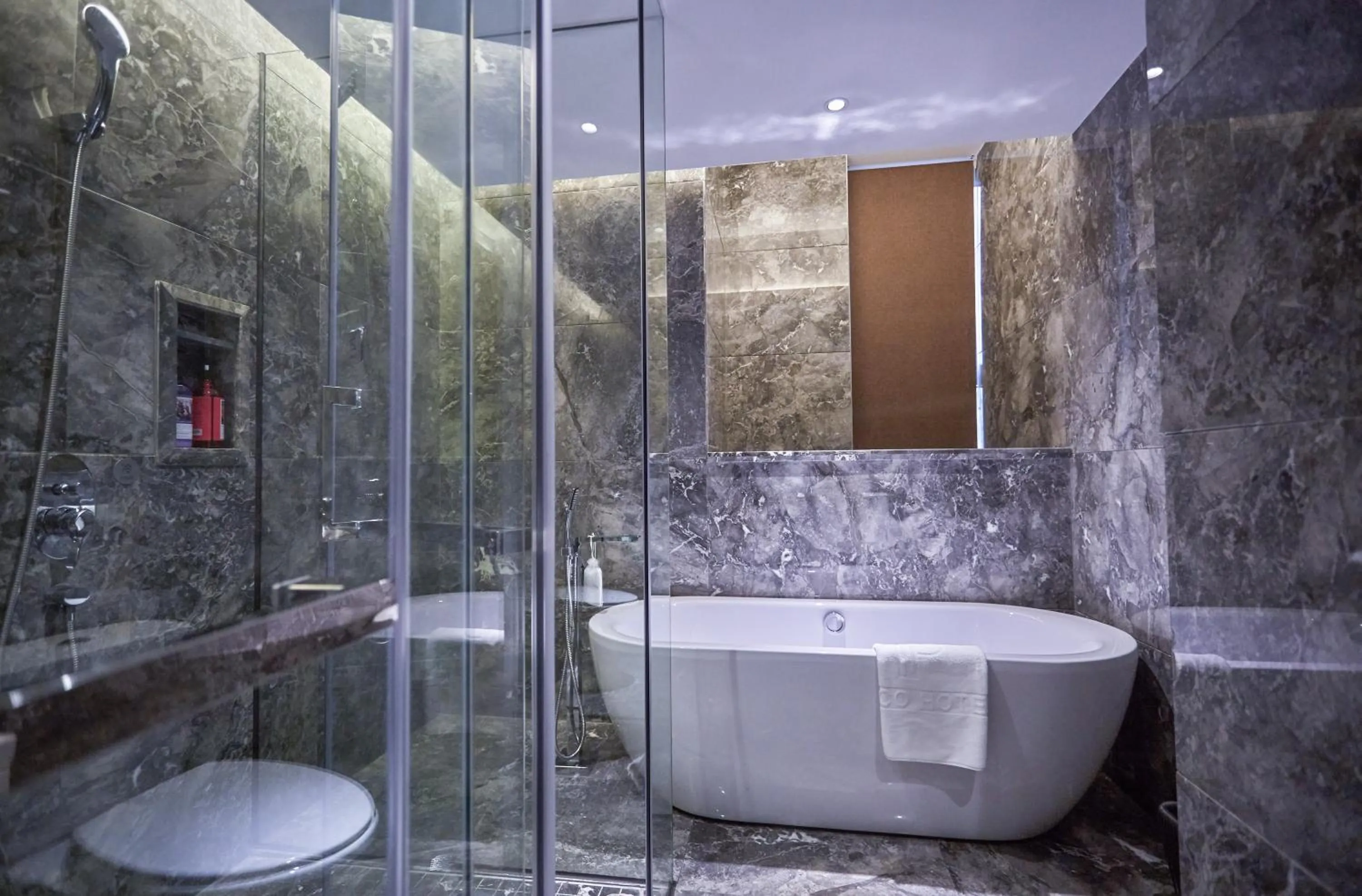 Toilet in Paco Hotel Guangzhou Baiyun Airport Liantang Metro