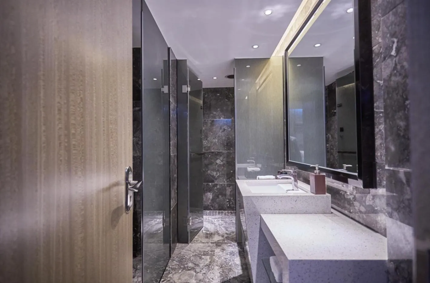 Bathroom in Paco Hotel Guangzhou Baiyun Airport Liantang Metro