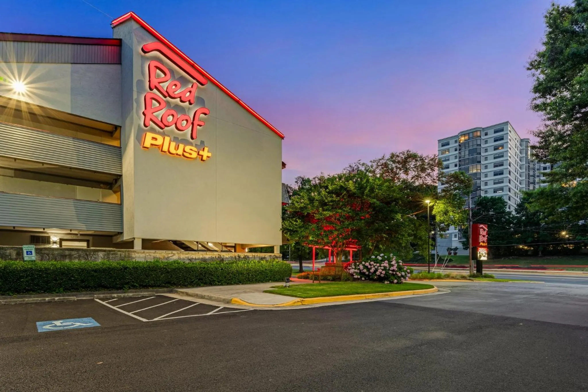 Property building in Red Roof Inn PLUS+ Washington DC - Alexandria