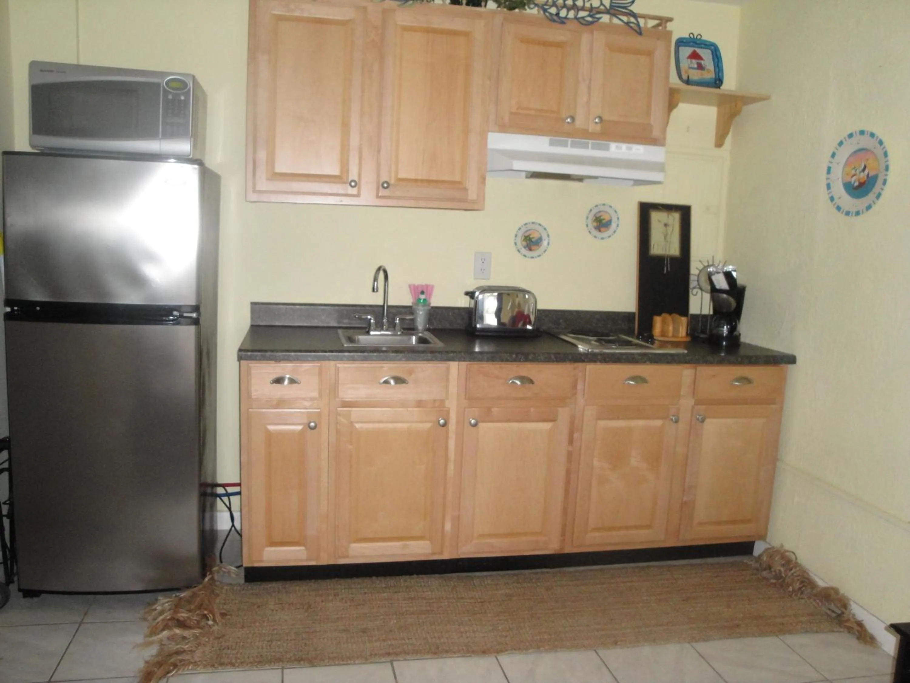 Kitchen or kitchenette in Sifting Sands Motel