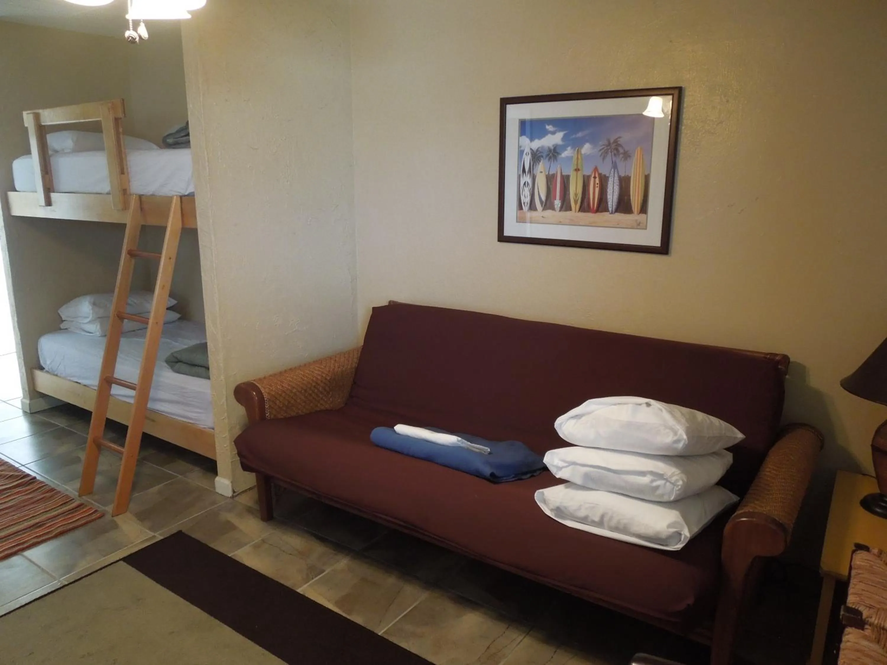 Seating area, Bed in Sifting Sands Motel