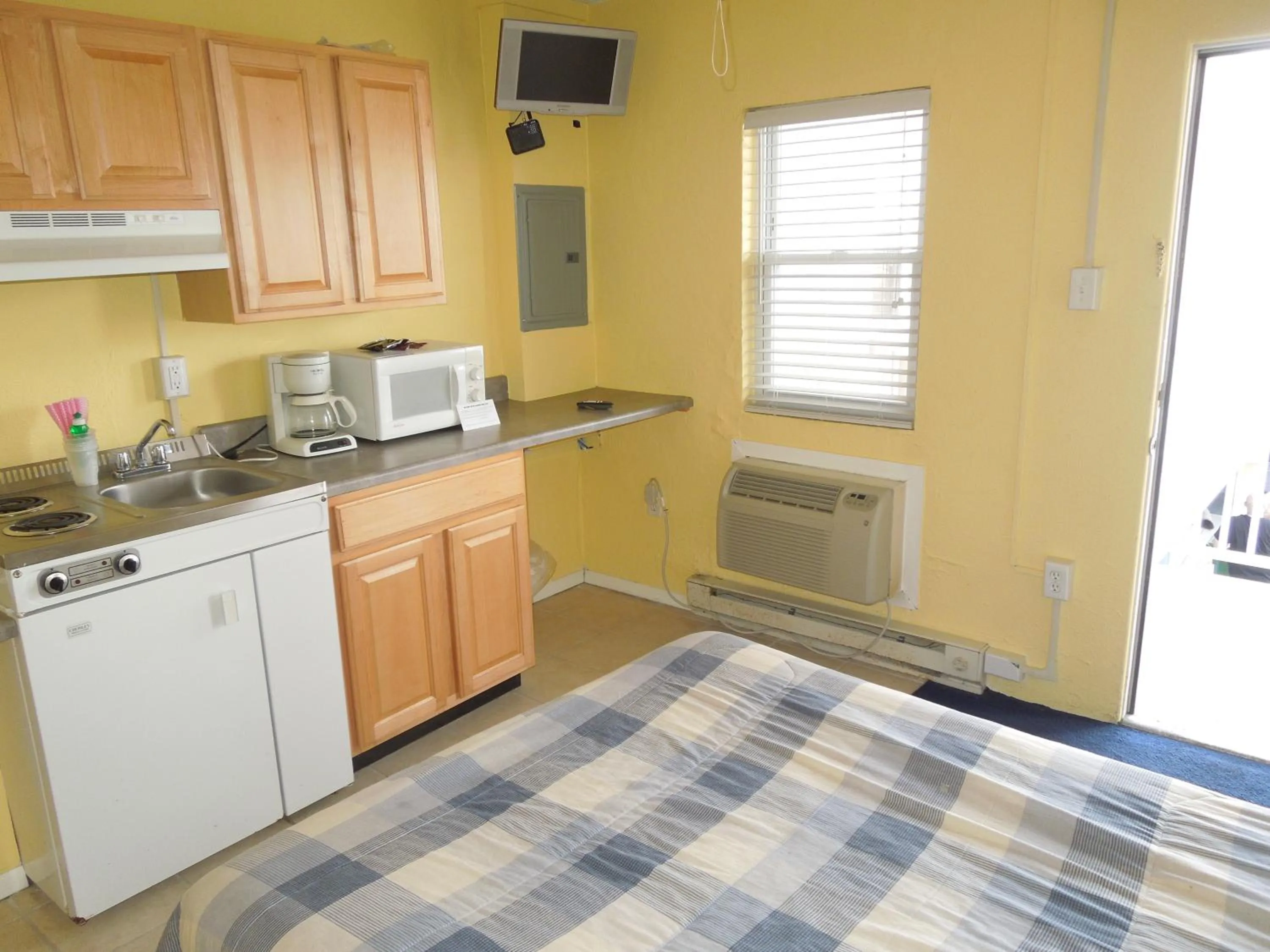 Kitchen or kitchenette in Sifting Sands Motel