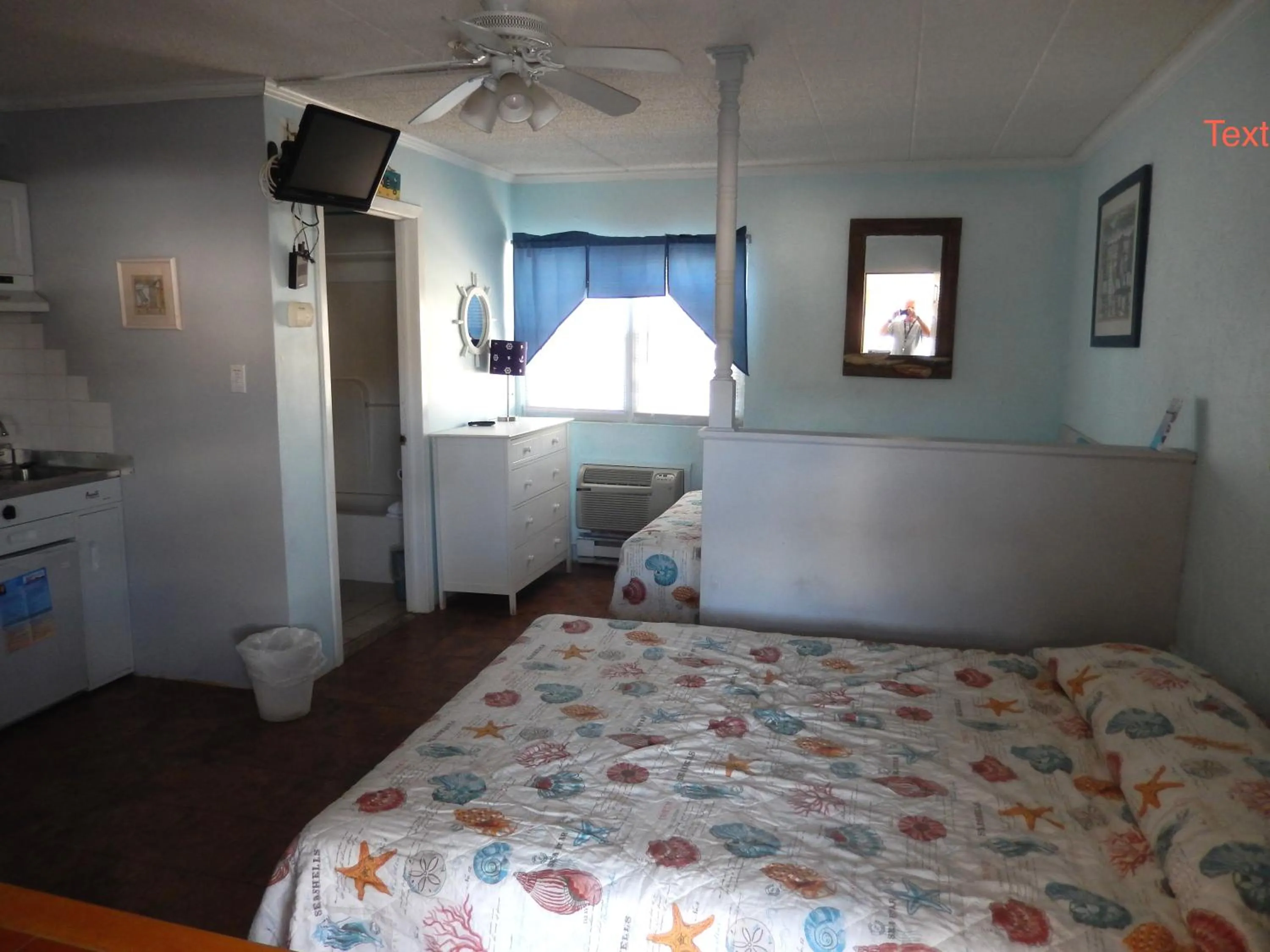 Bedroom, Bed in Sifting Sands Motel