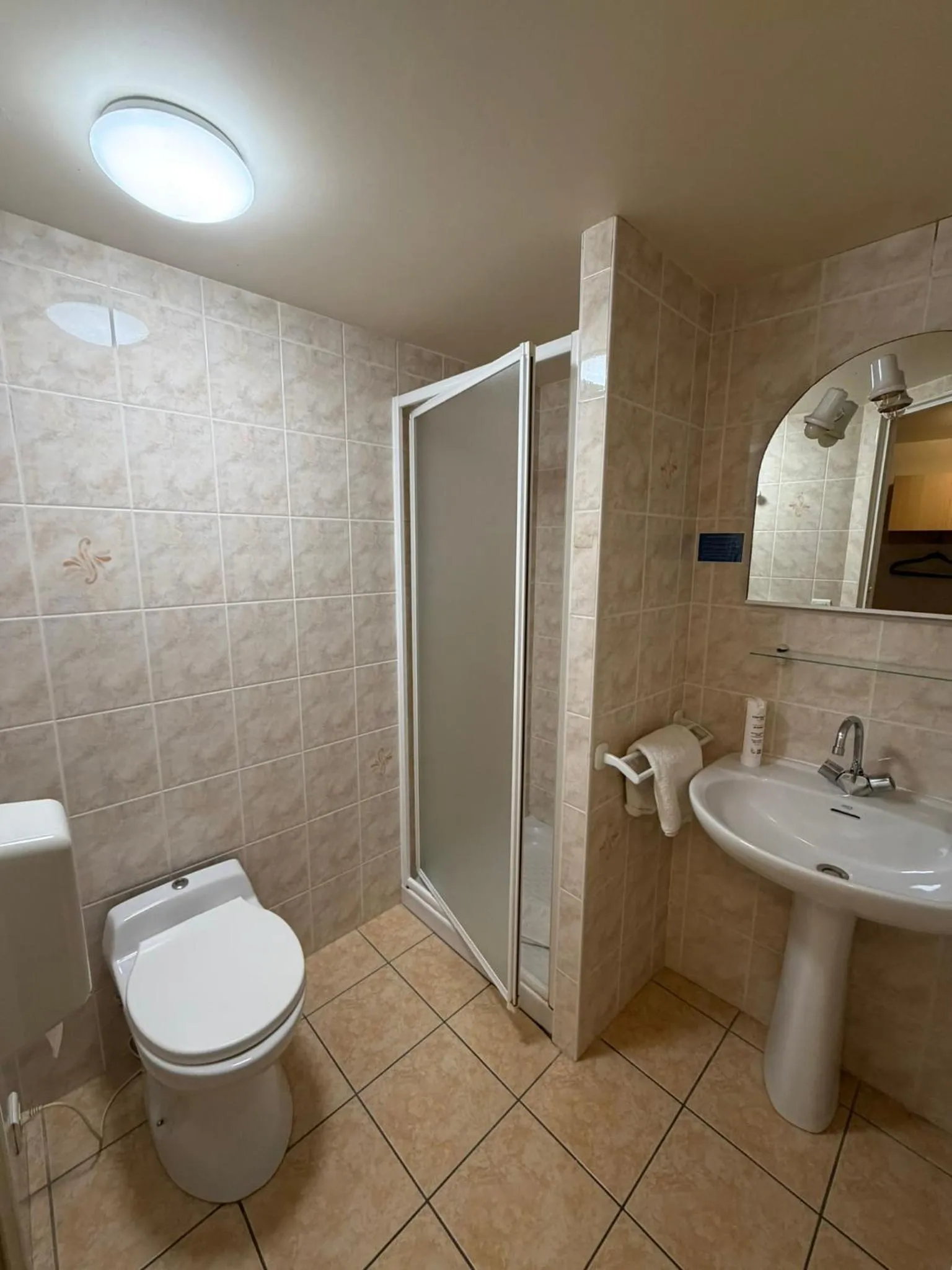 Shower in Contact Hôtel les Platanes Villeneuve sur Lot Centre