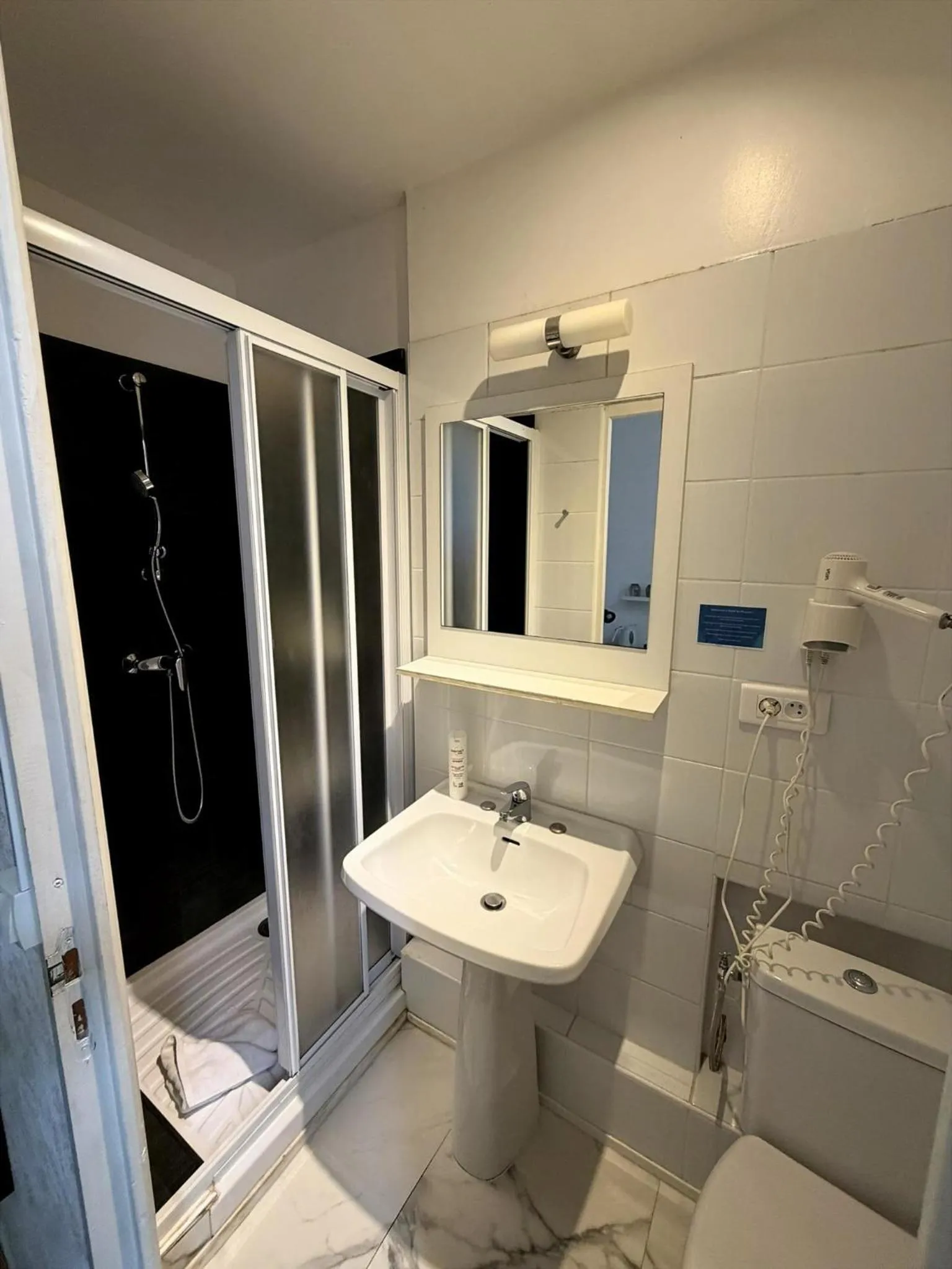 Shower in Contact Hôtel les Platanes Villeneuve sur Lot Centre