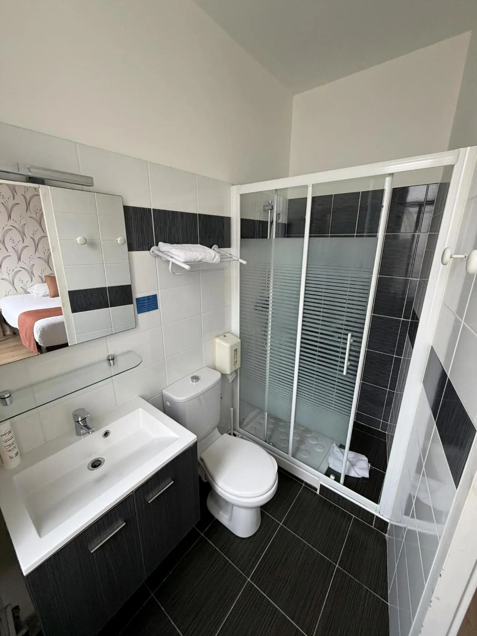 Shower in Contact Hôtel les Platanes Villeneuve sur Lot Centre