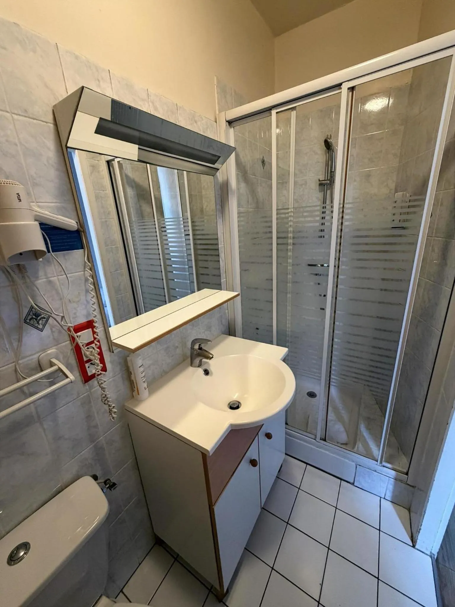 Shower in Contact Hôtel les Platanes Villeneuve sur Lot Centre