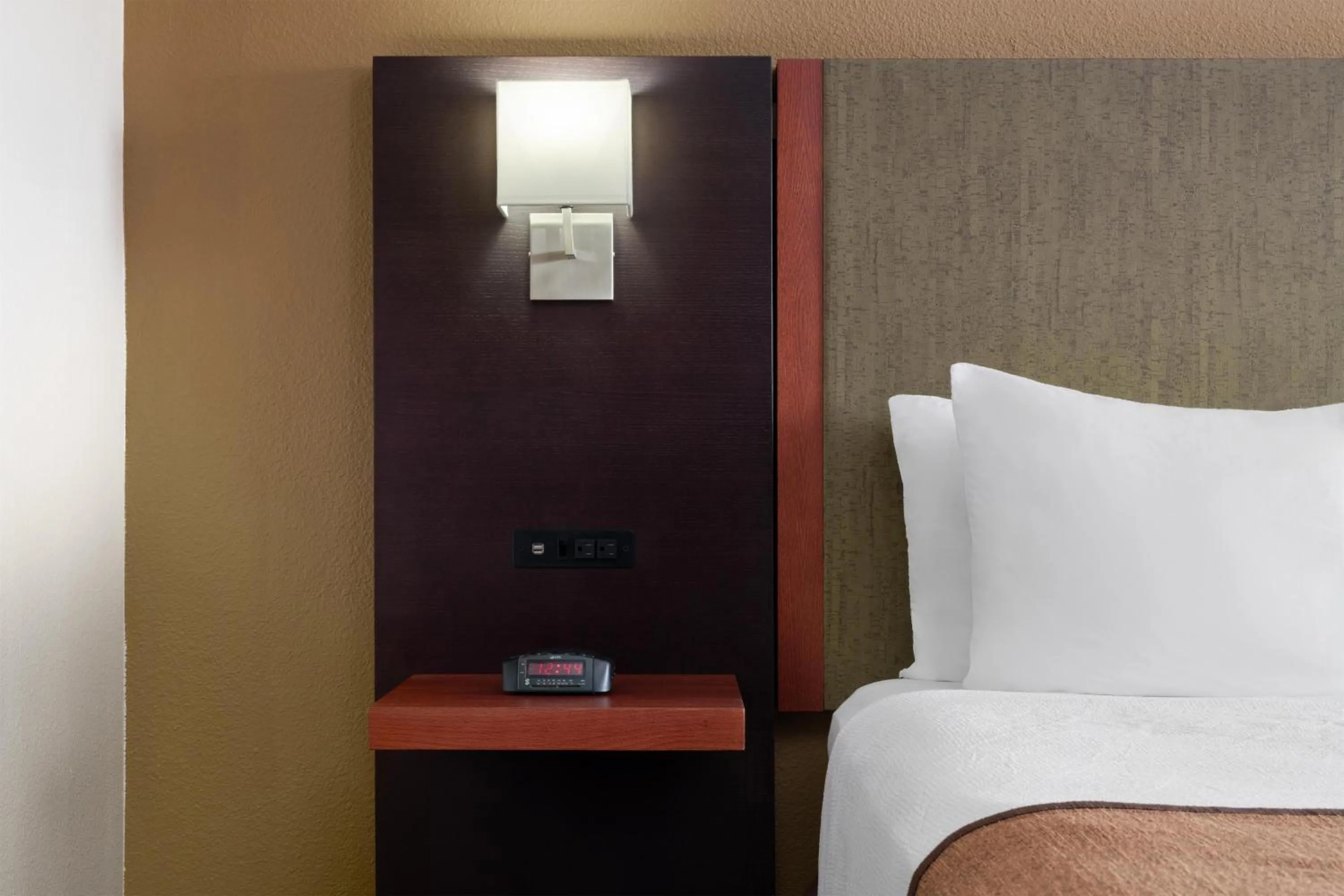 Bedroom, Bed in Best Western Discovery Inn