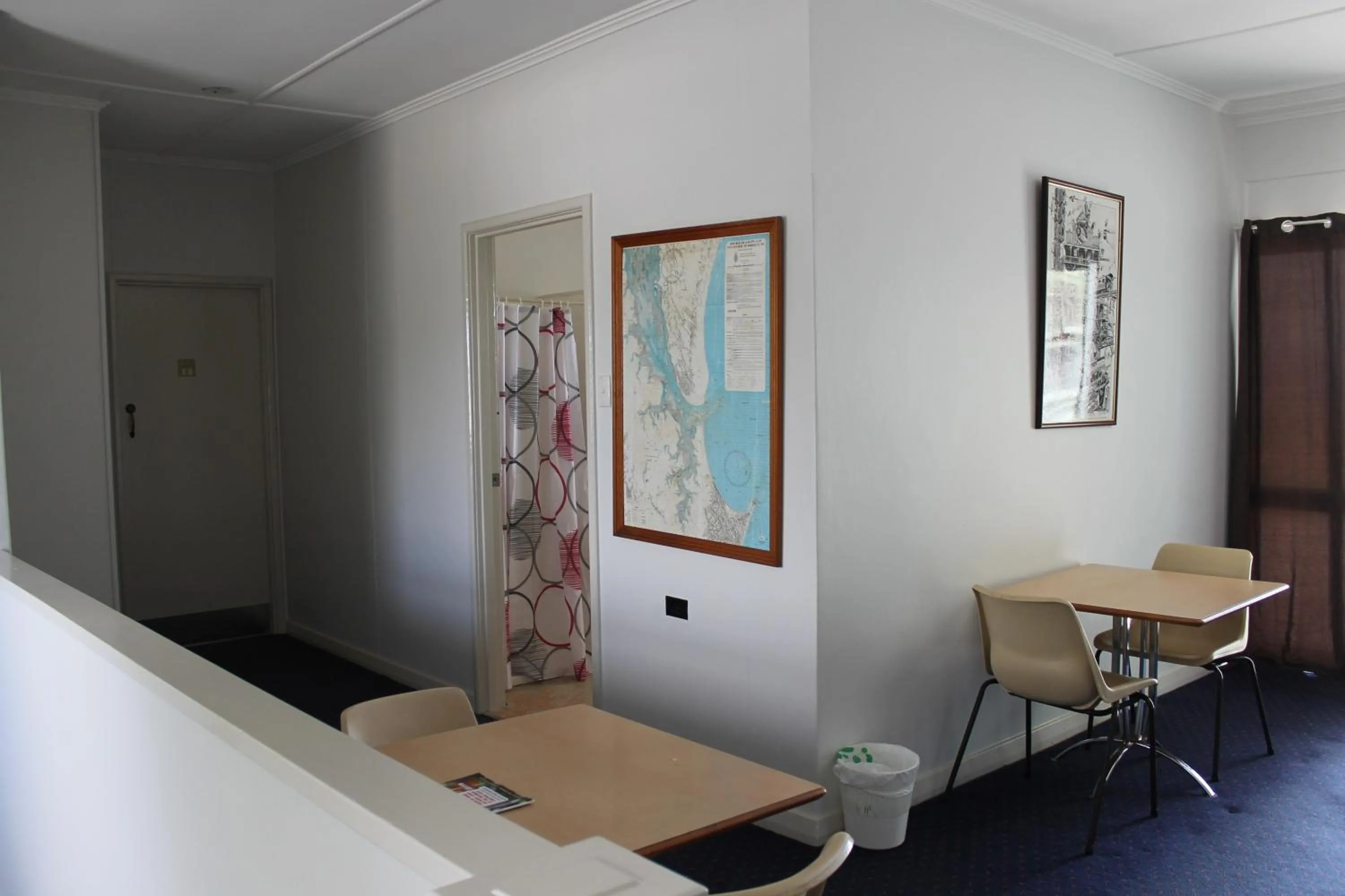 Communal lounge/ TV room in Tin Can Bay Budget Accommodation