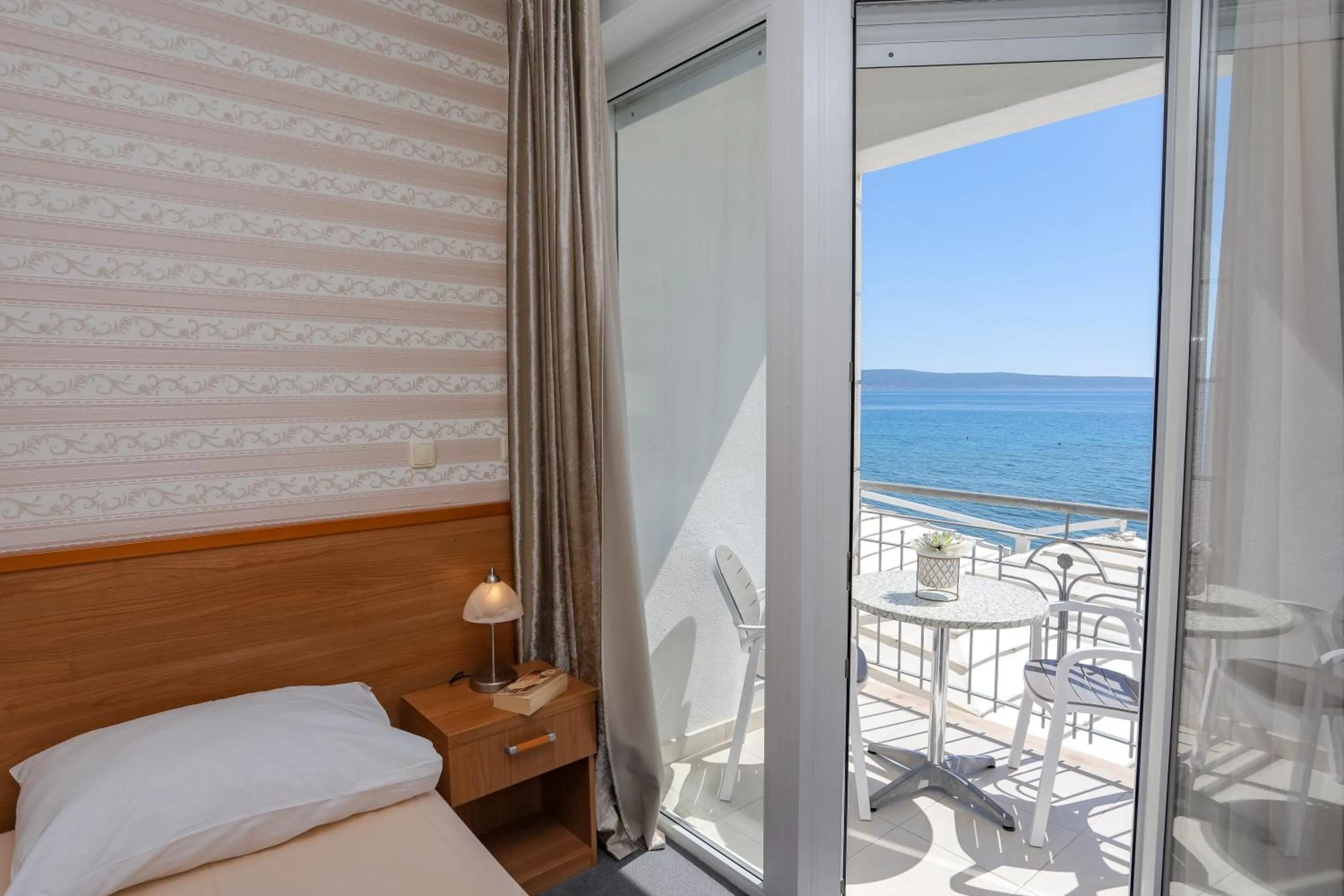 Balcony/Terrace, Bed in Hotel Neva