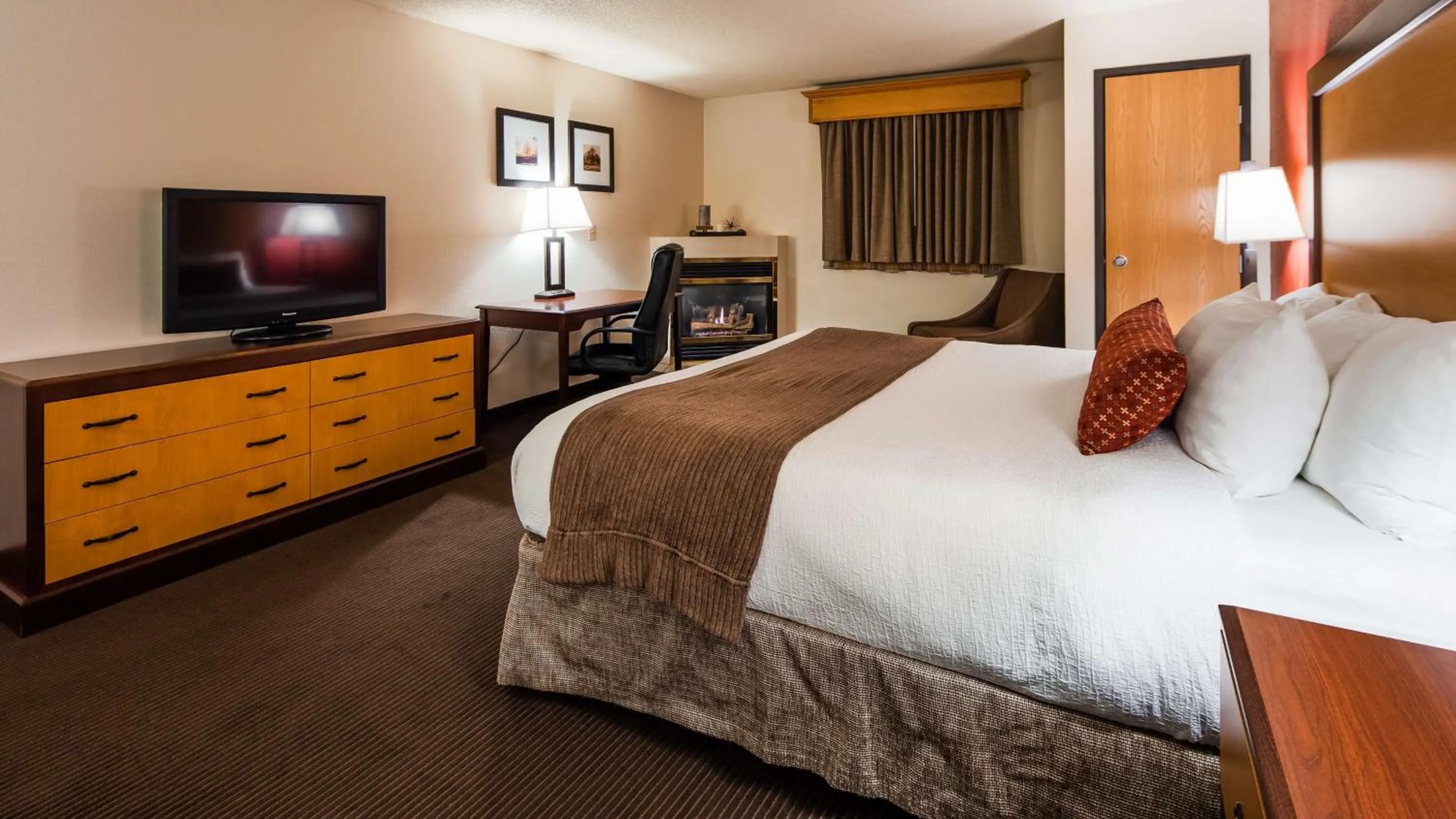 Photo of the whole room, Bed in Best Western Plus Sidney Lodge