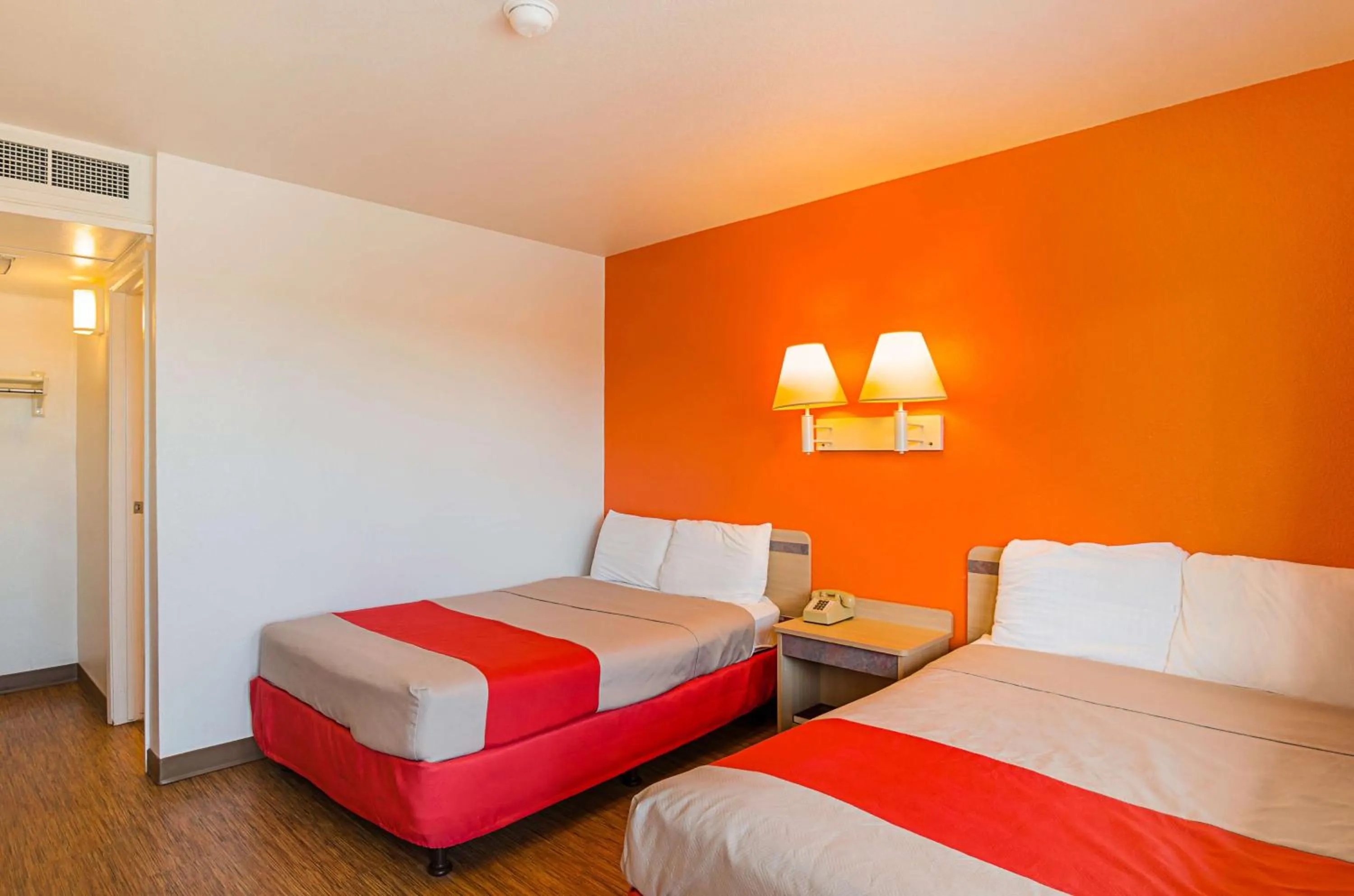 Photo of the whole room, Bed in Motel 6-Laramie, WY