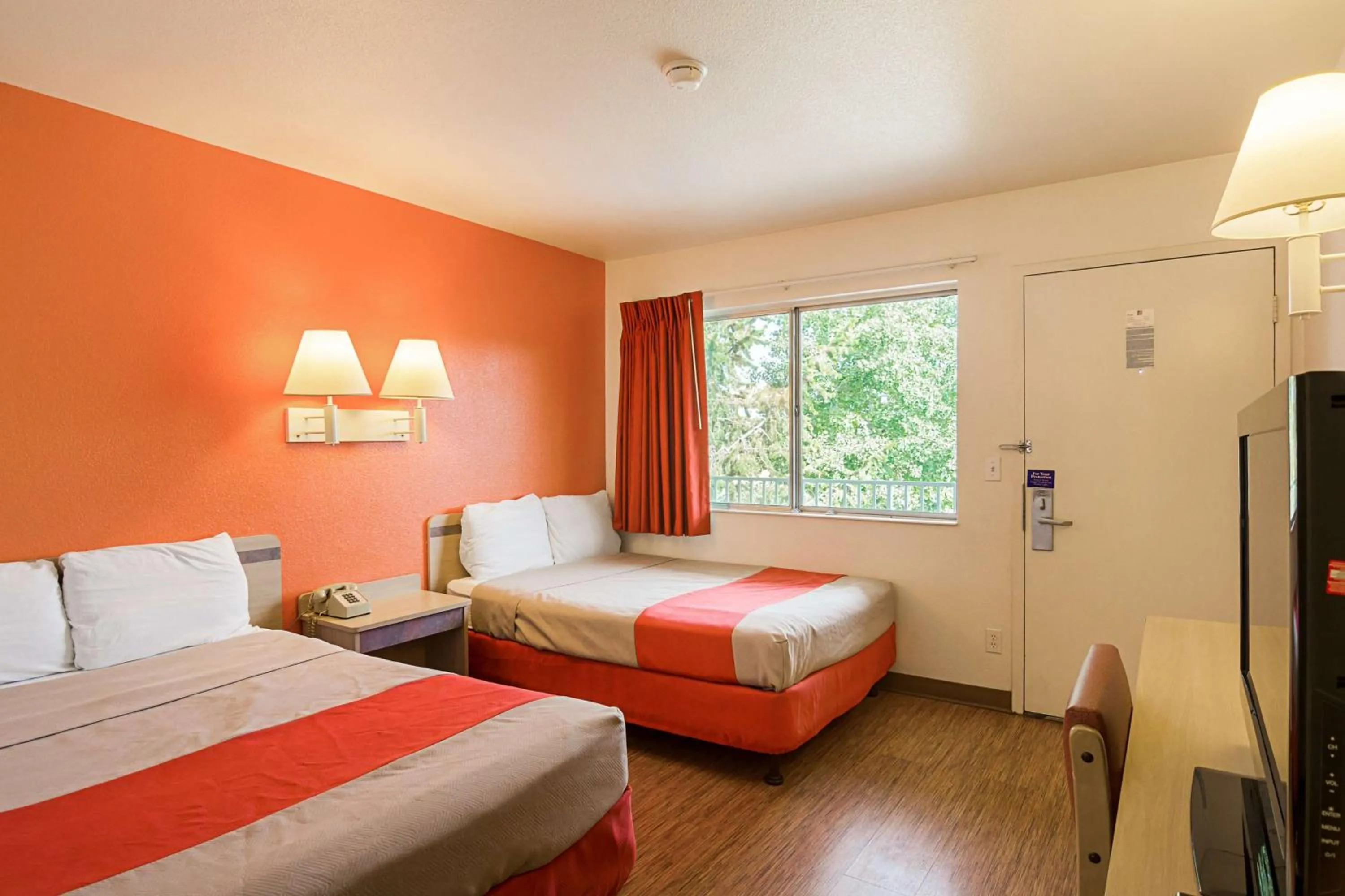 TV and multimedia, Bed in Motel 6-Laramie, WY