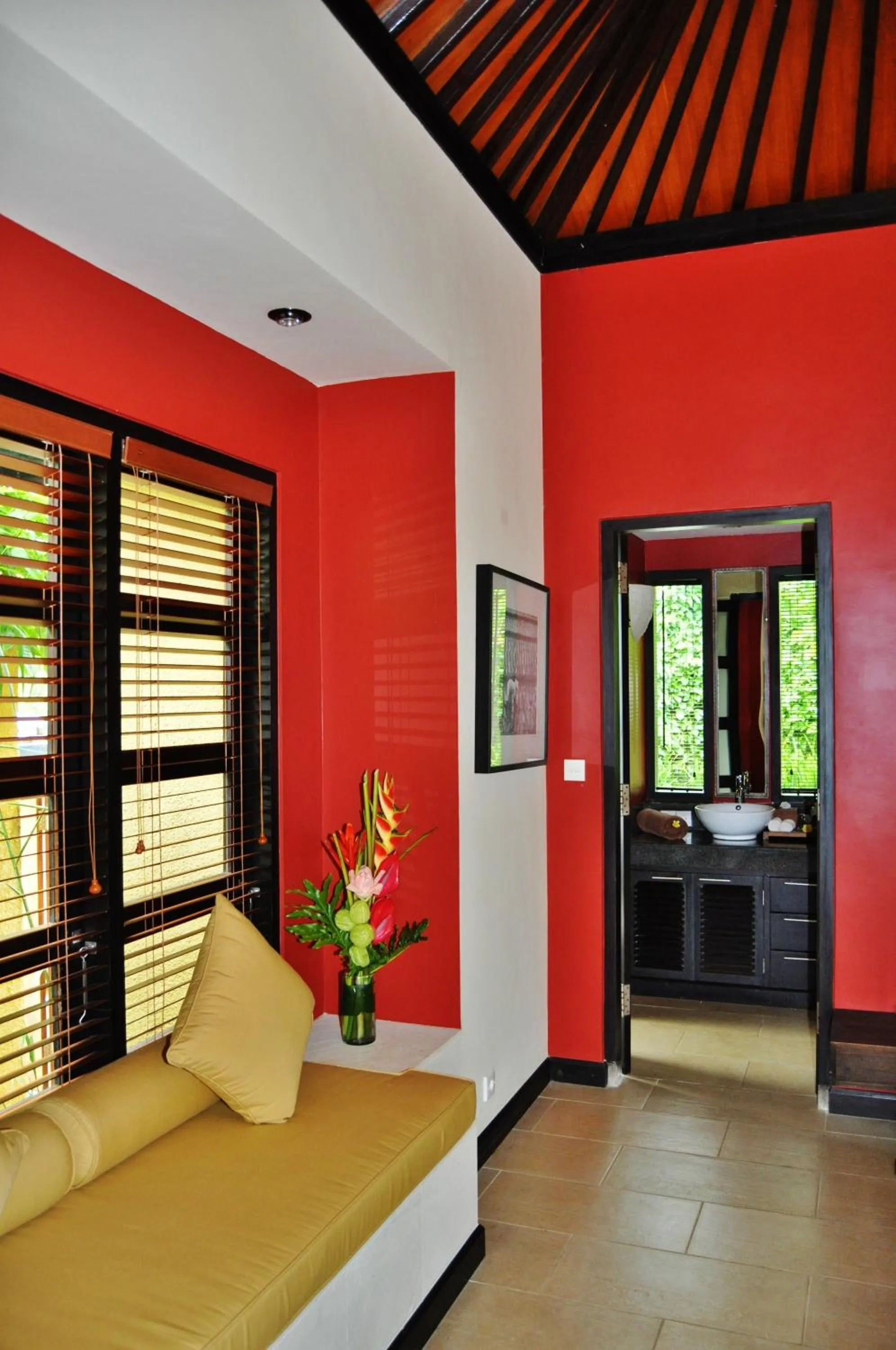 Seating area, Bed in Villa Sabandari