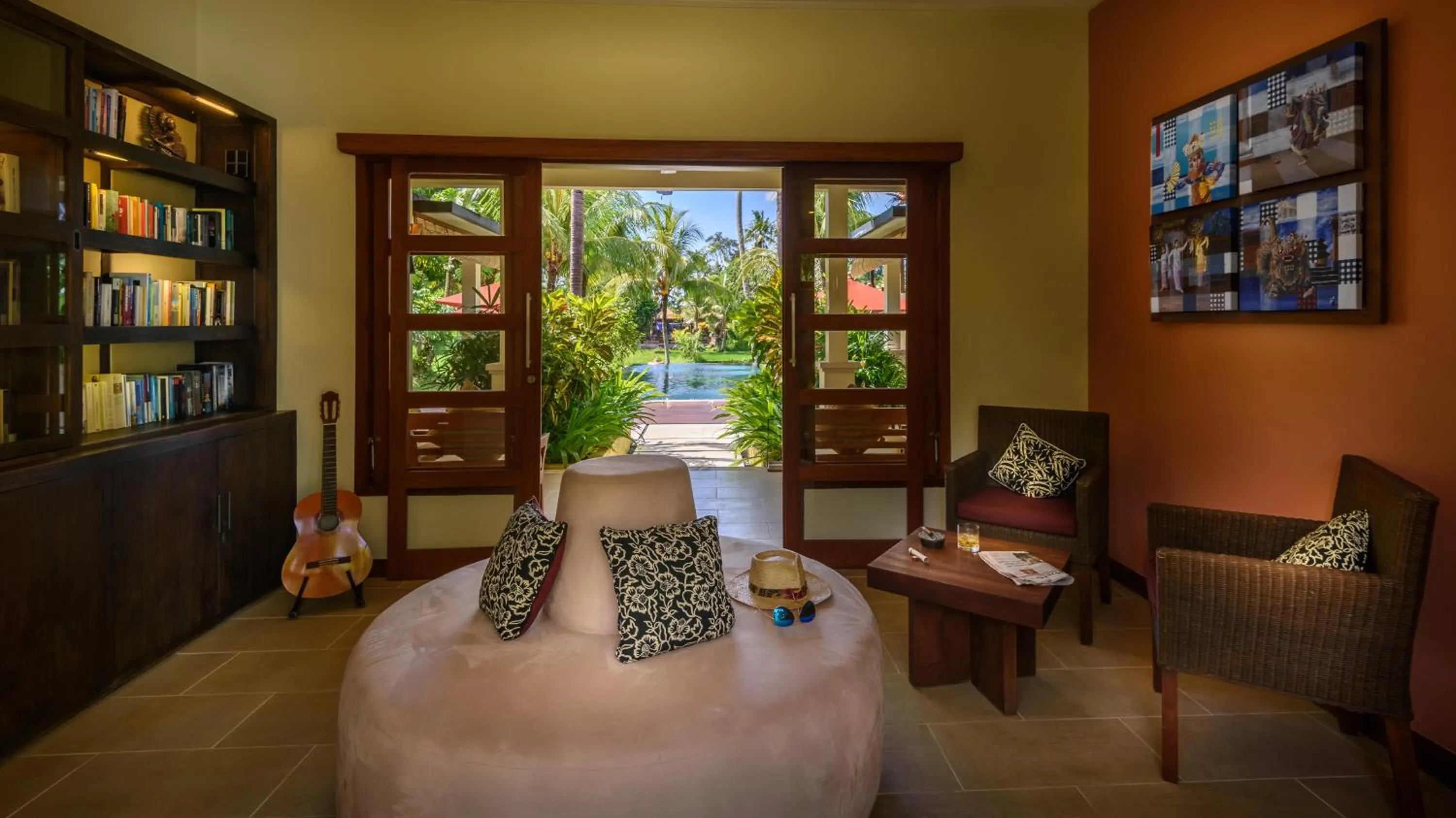 Library in Villa Sabandari