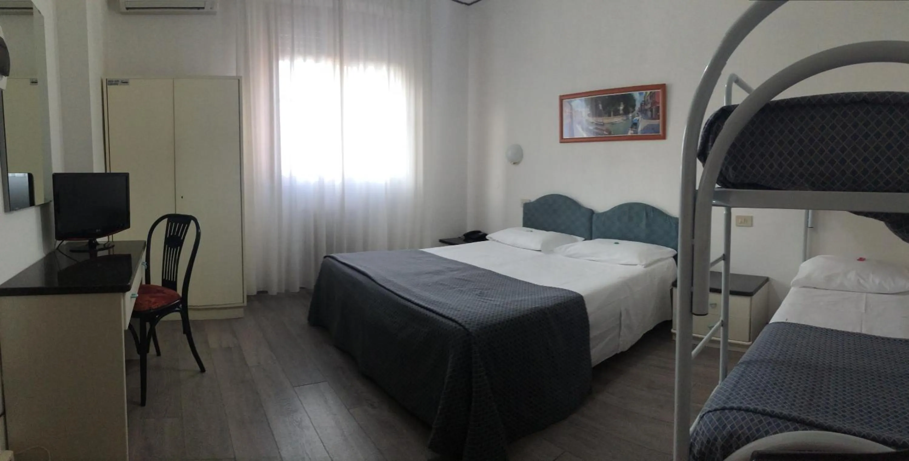 Photo of the whole room, Bed in Hotel Capitol