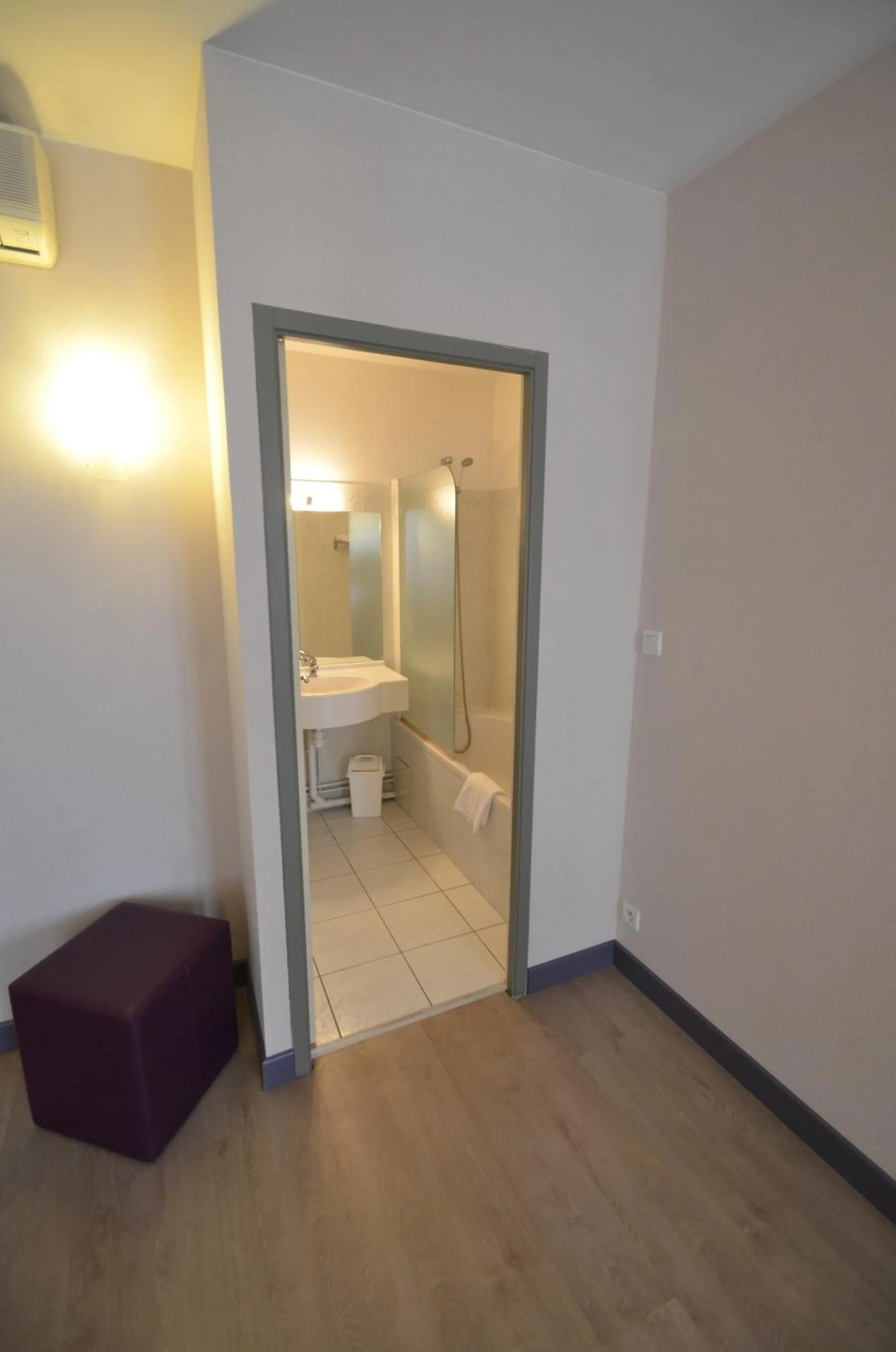 Bathroom, Bed in Logis Hôtel Le Saint Georges