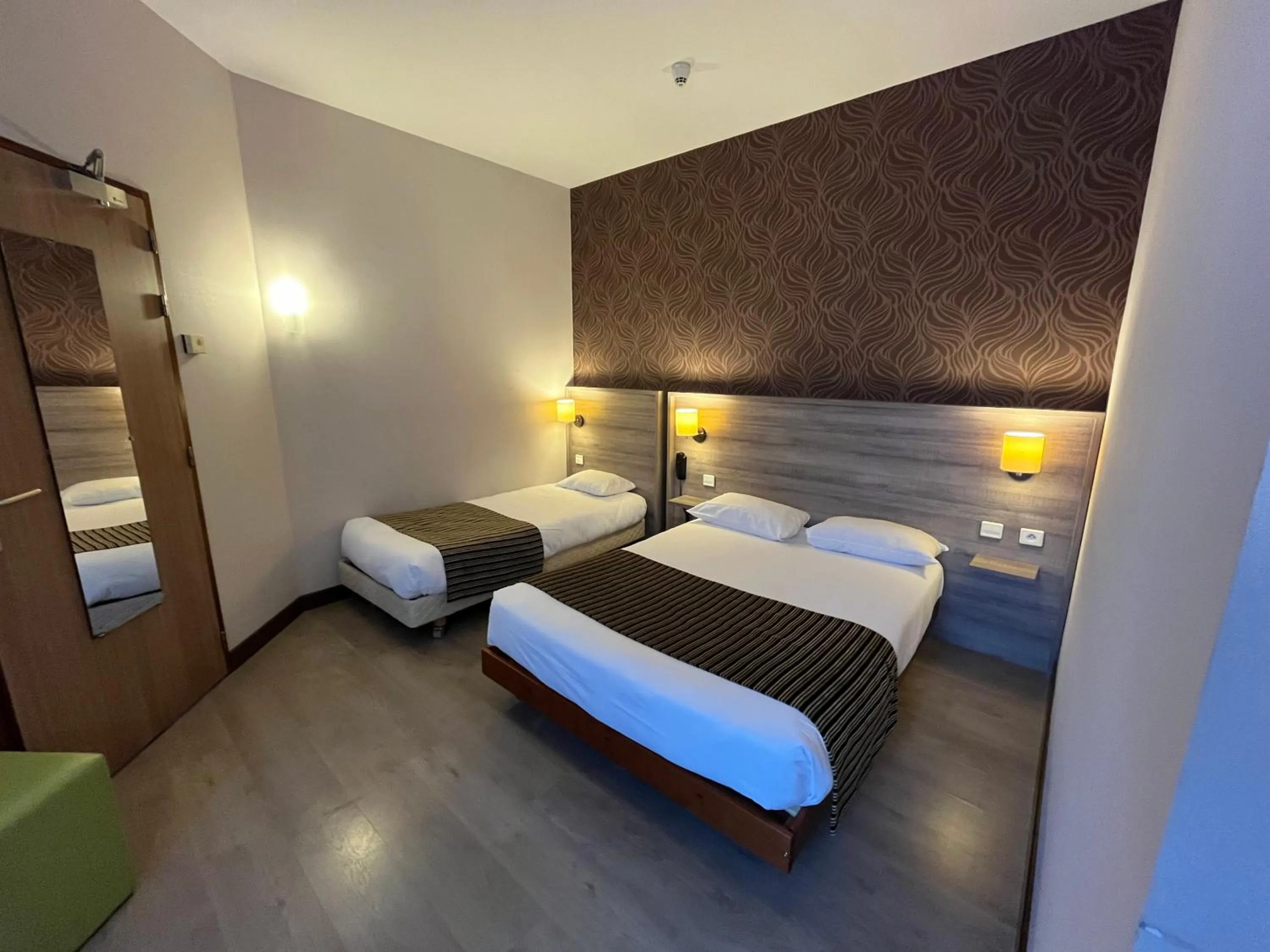 Bed in Logis Hôtel Le Saint Georges