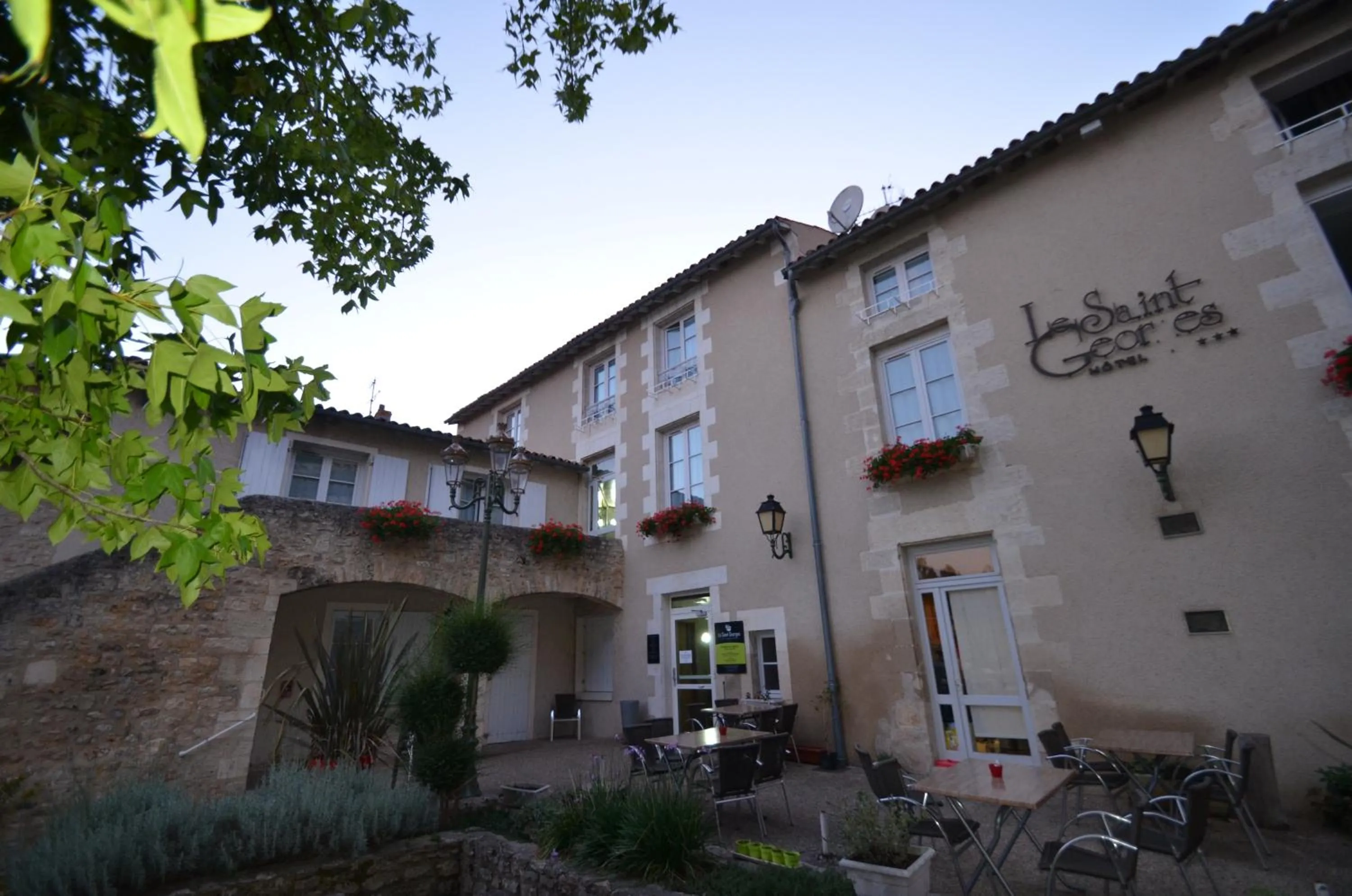 Patio in Logis Hôtel Le Saint Georges