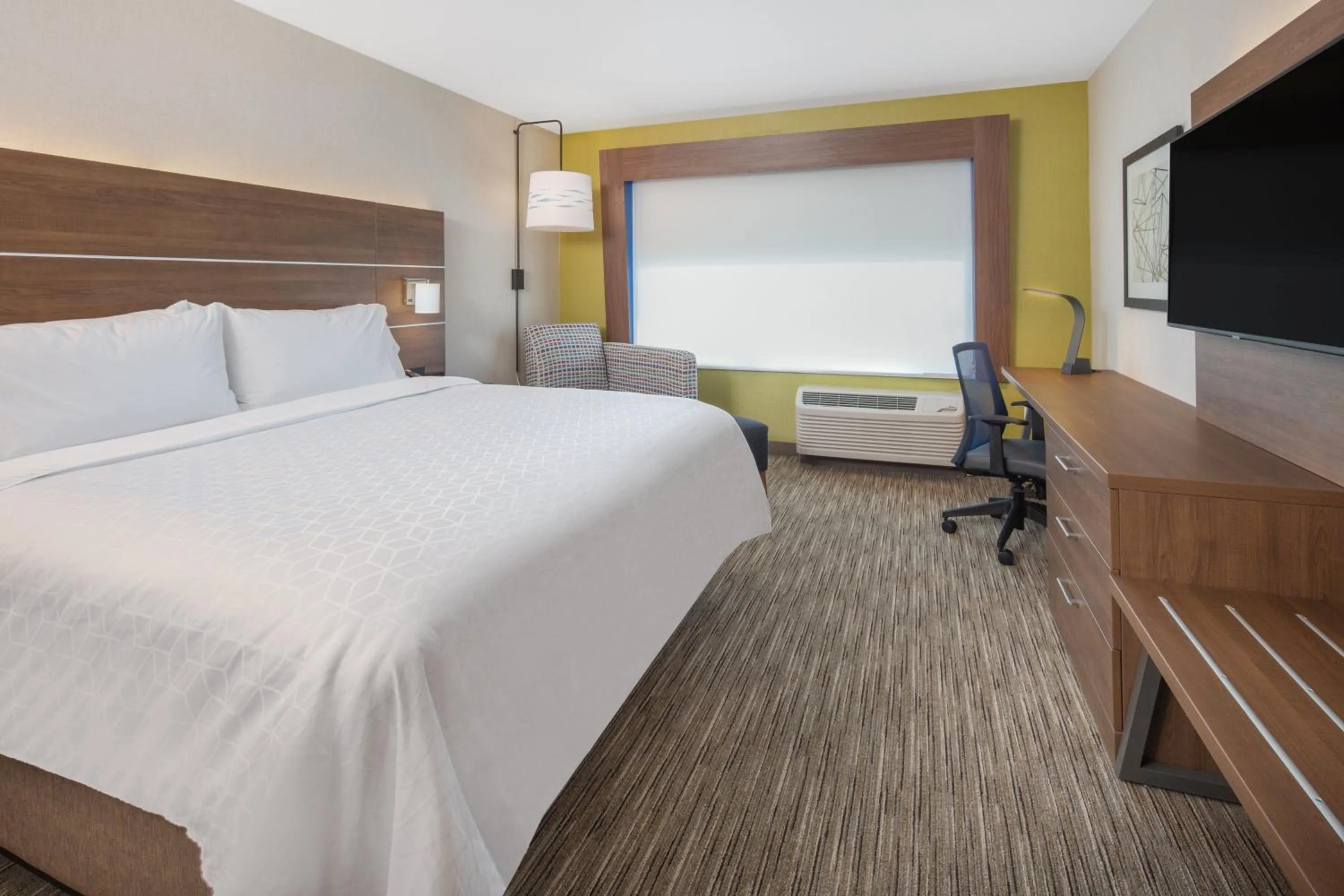 Photo of the whole room, Bed in Holiday Inn Express & Suites Chico by IHG