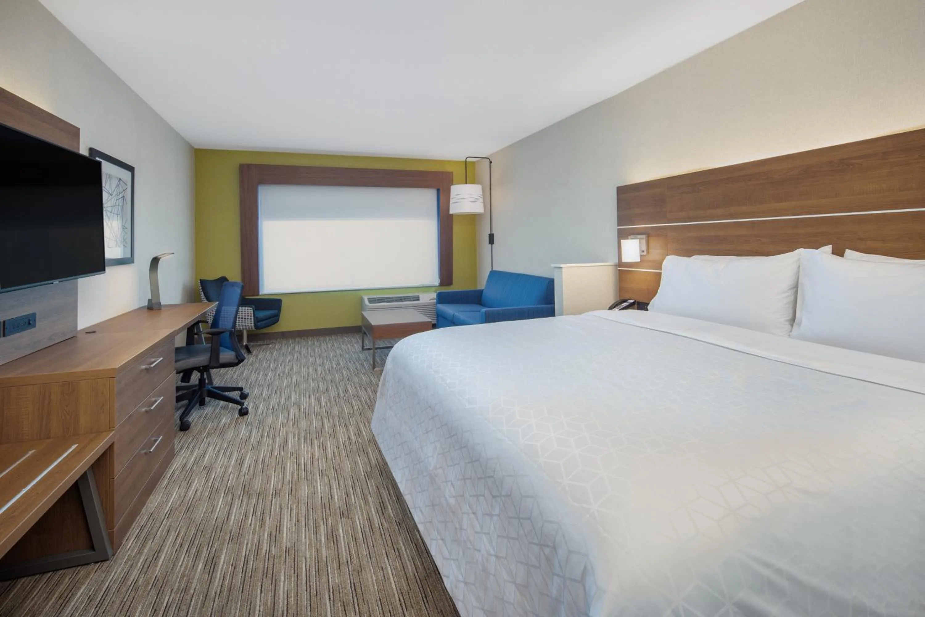 Photo of the whole room, Bed in Holiday Inn Express & Suites Chico by IHG