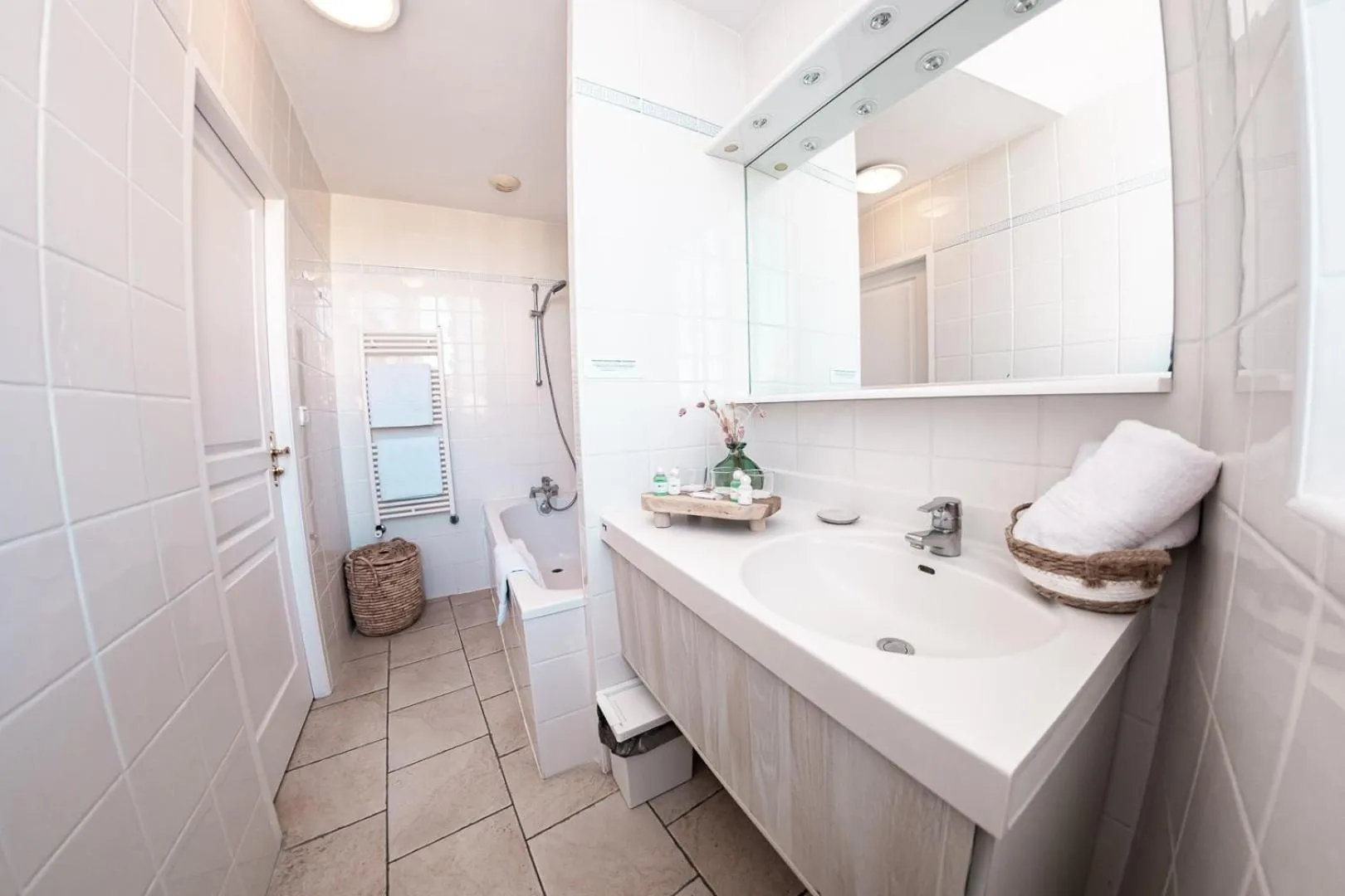 Bathroom in Logis hôtel et restaurant La Bastide Cabezac