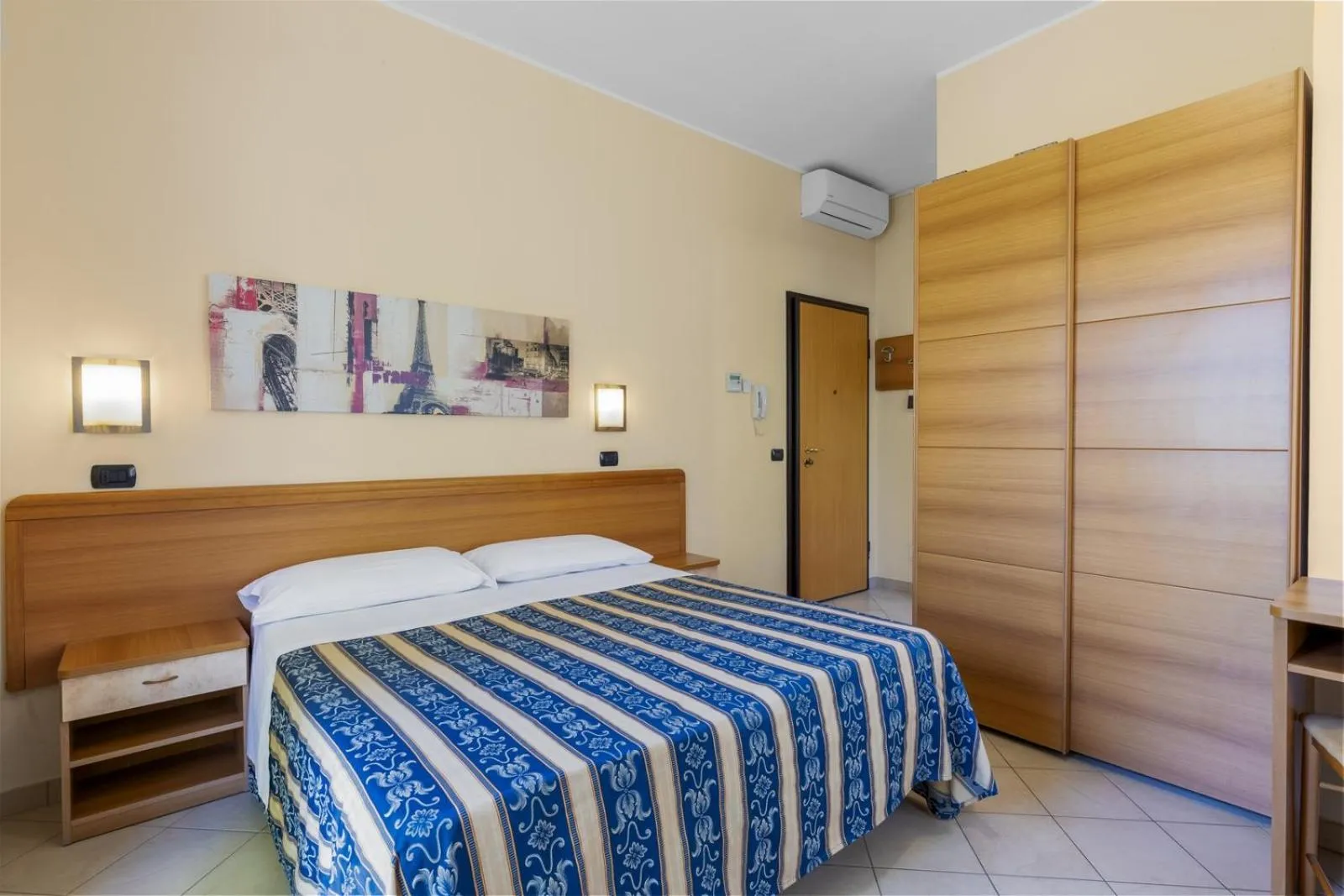 Photo of the whole room, Bed in Hotel Bridge