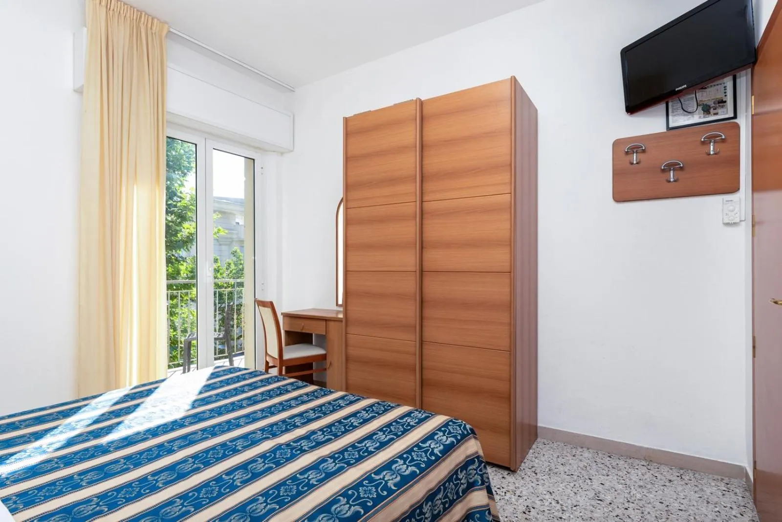 wardrobe, Bed in Hotel Bridge