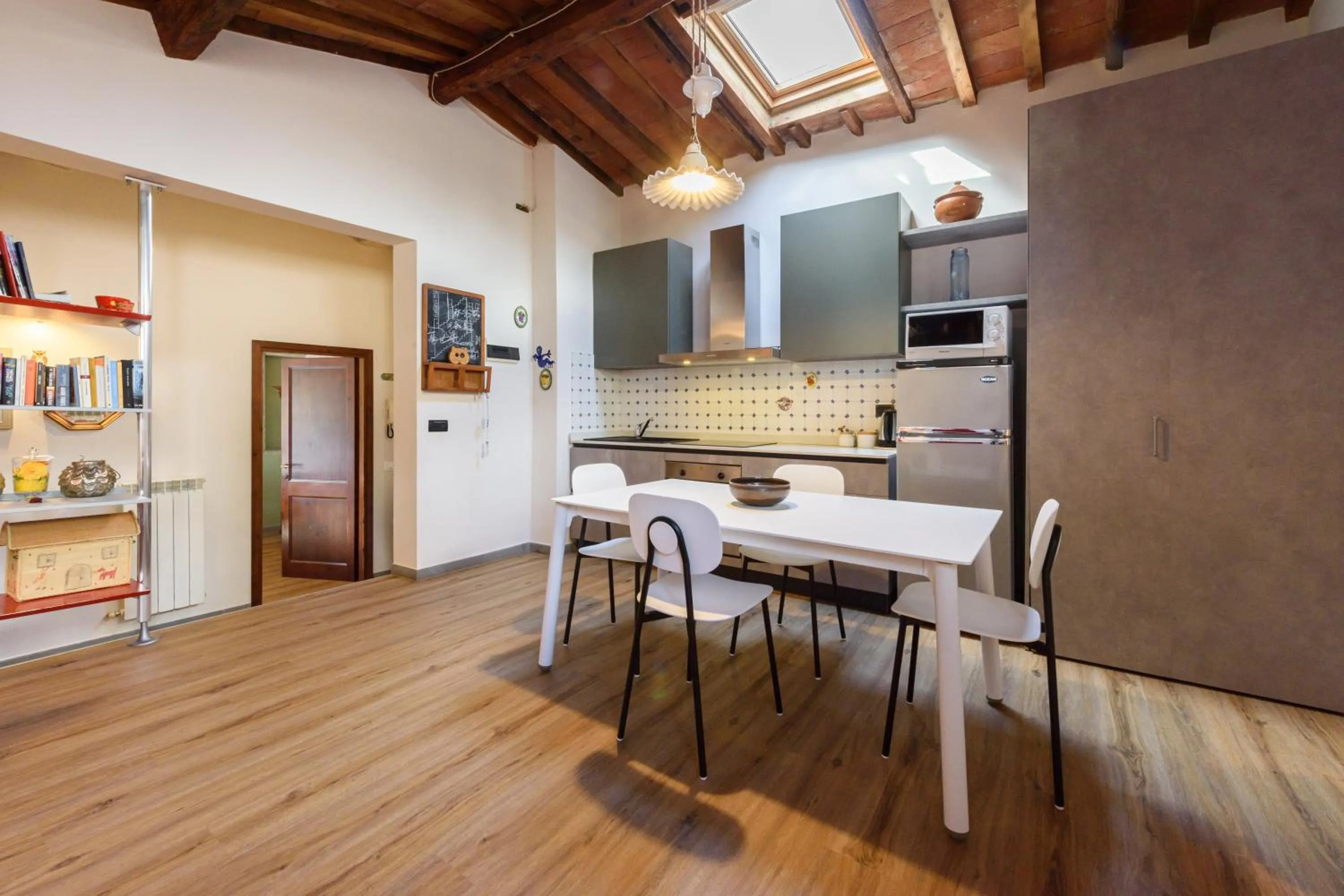 Kitchen or kitchenette in Una finestra sulle Cappelle Medicee by Mmega