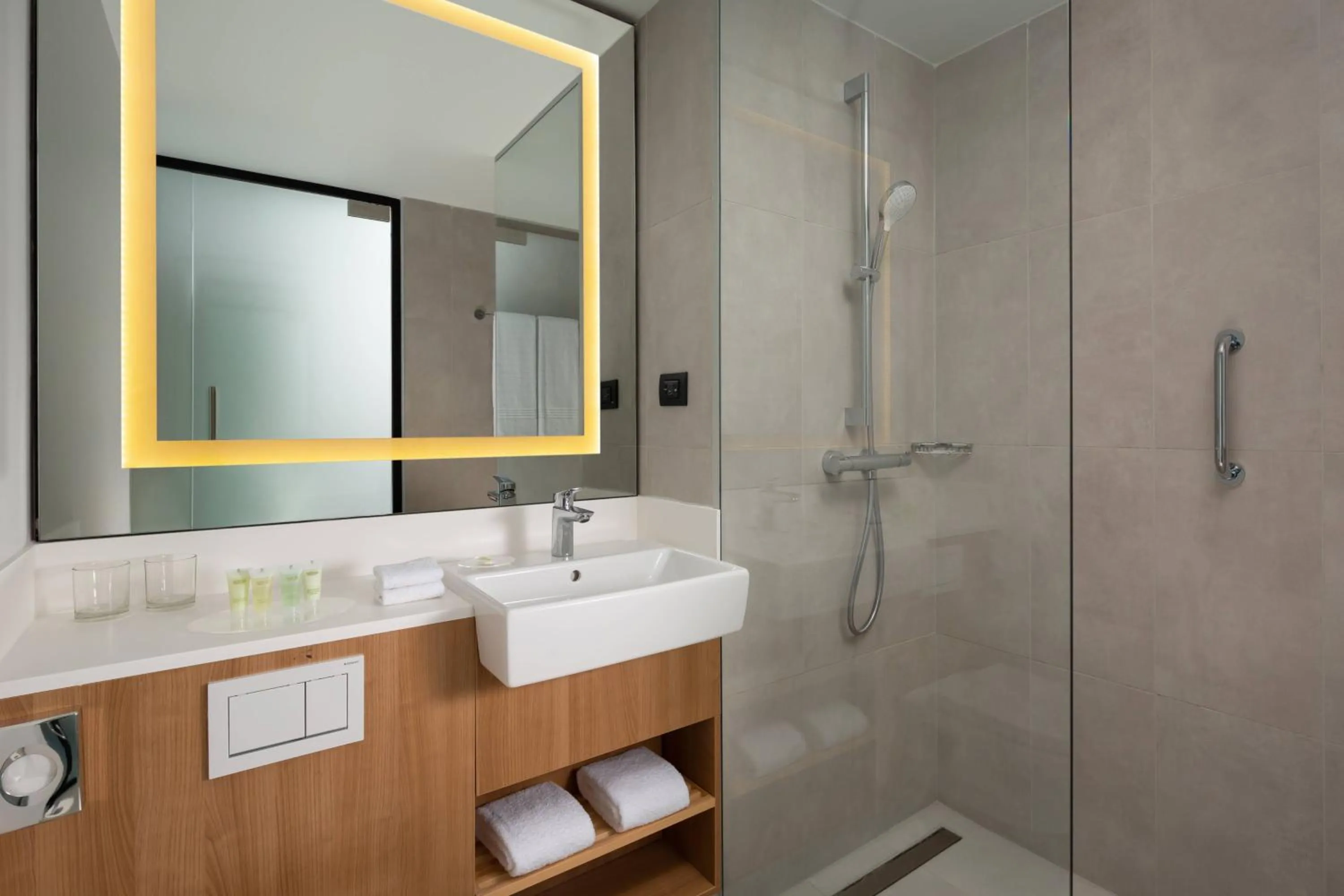 Bathroom in Courtyard by Marriott Bucharest Floreasca